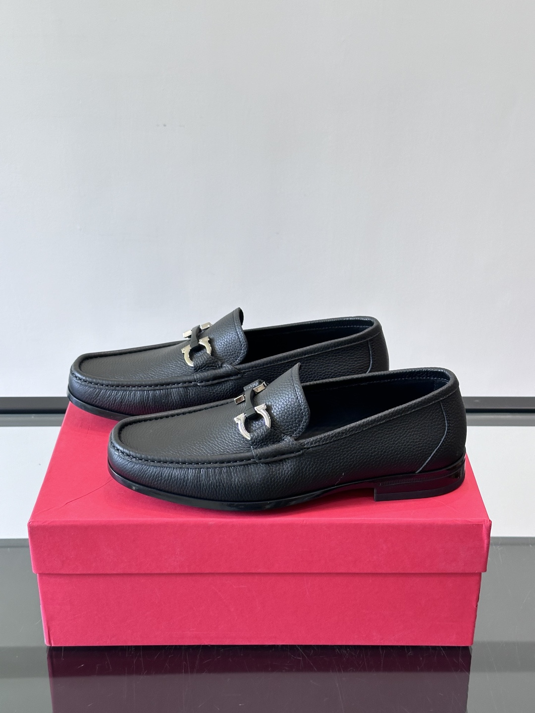 F🆕高端男士休闲皮鞋，绅士臻享 型男必备 头层牛皮鞋面 皮质质感一览无余 小牛皮透气内里，防滑大底。细节