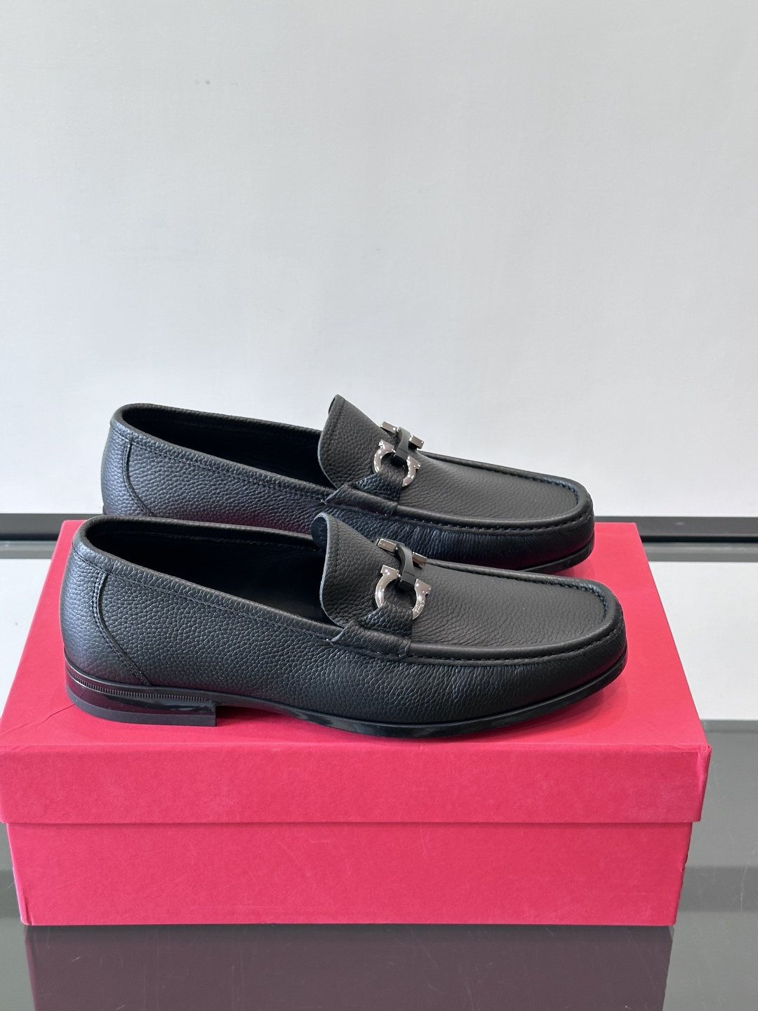 F🆕高端男士休闲皮鞋，绅士臻享 型男必备 头层牛皮鞋面 皮质质感一览无余 小牛皮透气内里，防滑大底。细节