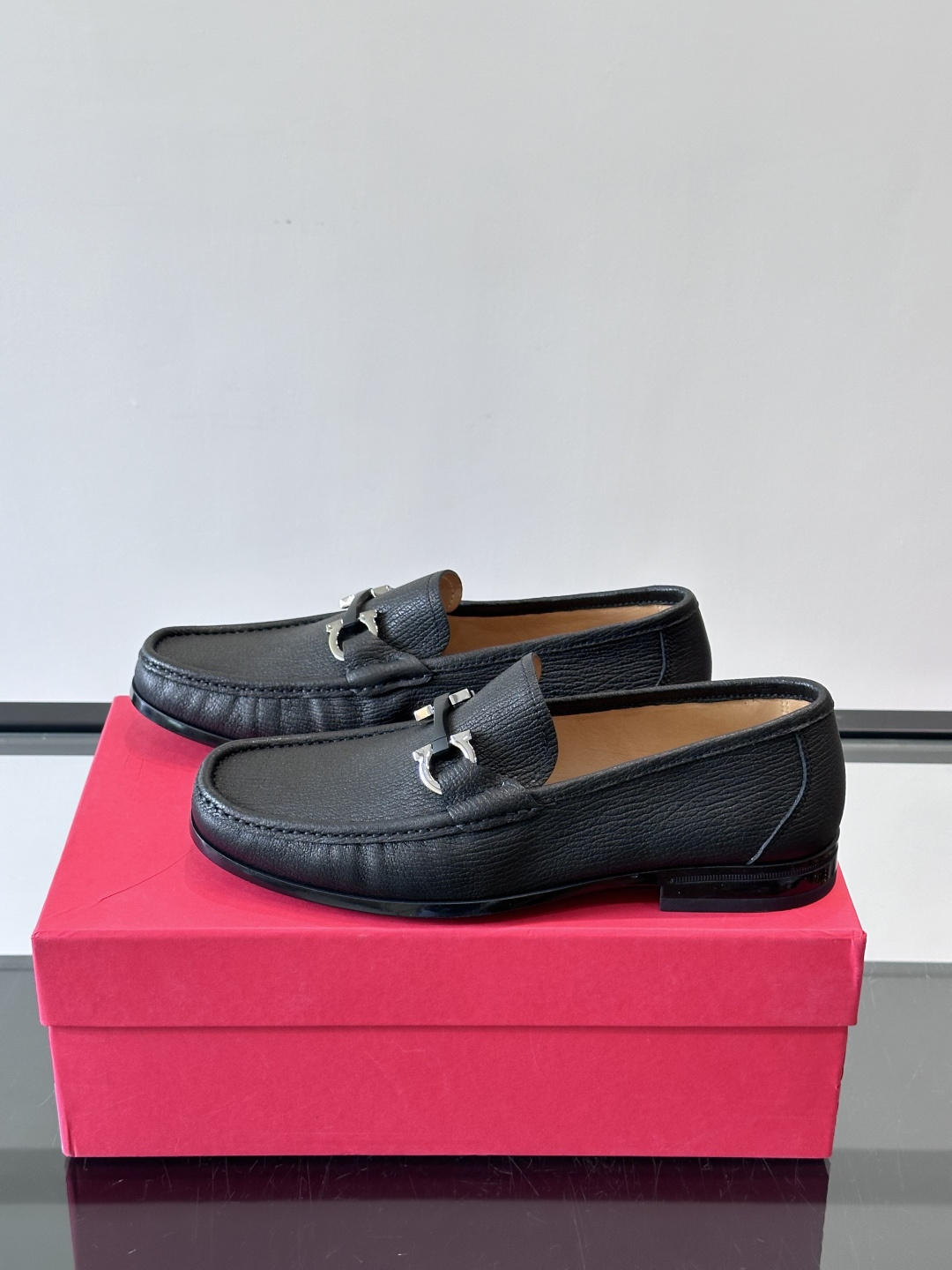 F🆕高端男士休闲皮鞋，绅士臻享 型男必备 头层牛皮鞋面 皮质质感一览无余 小牛皮透气内里，防滑大底。细节