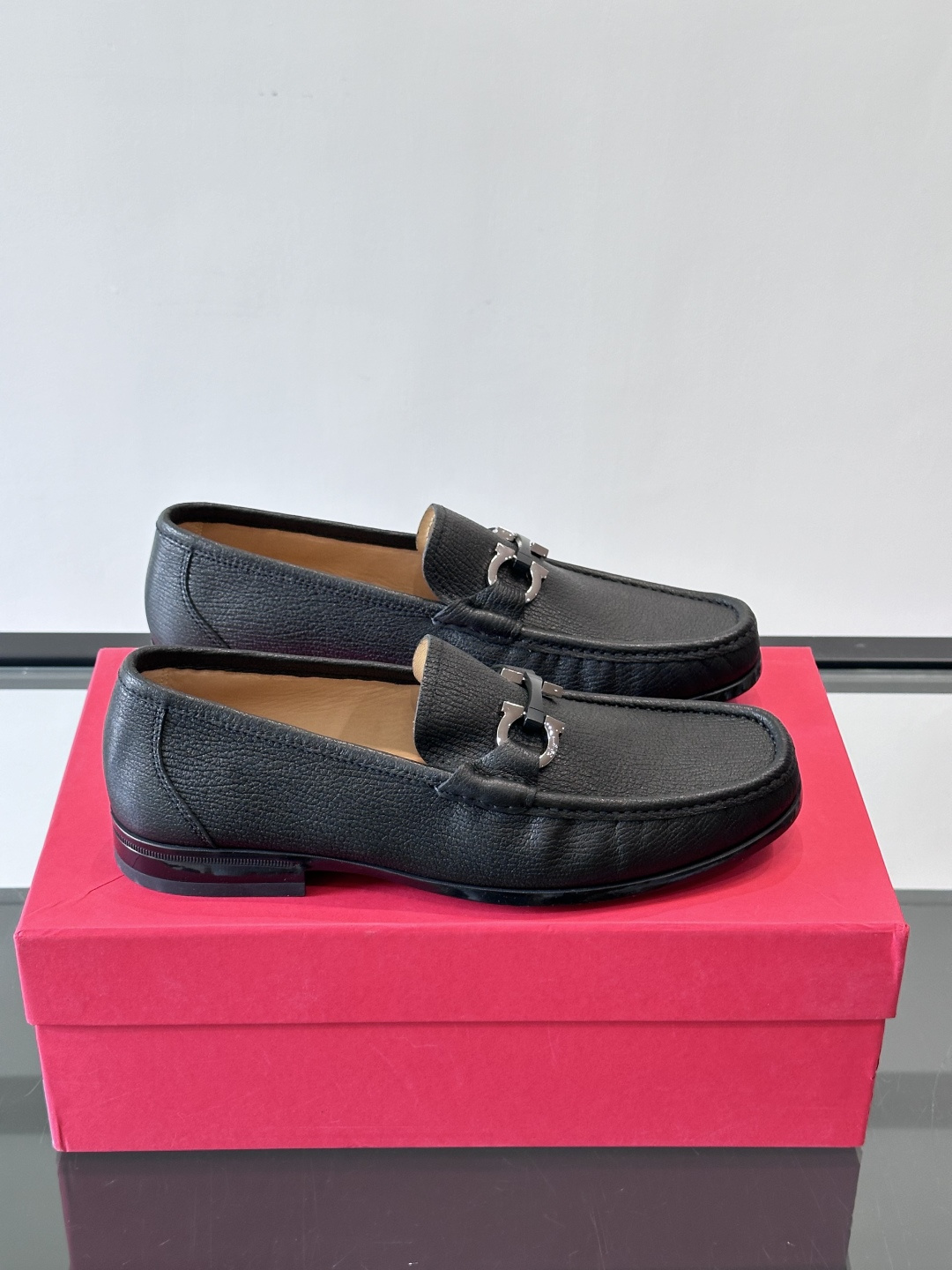 F🆕高端男士休闲皮鞋，绅士臻享 型男必备 头层牛皮鞋面 皮质质感一览无余 小牛皮透气内里，防滑大底。细节