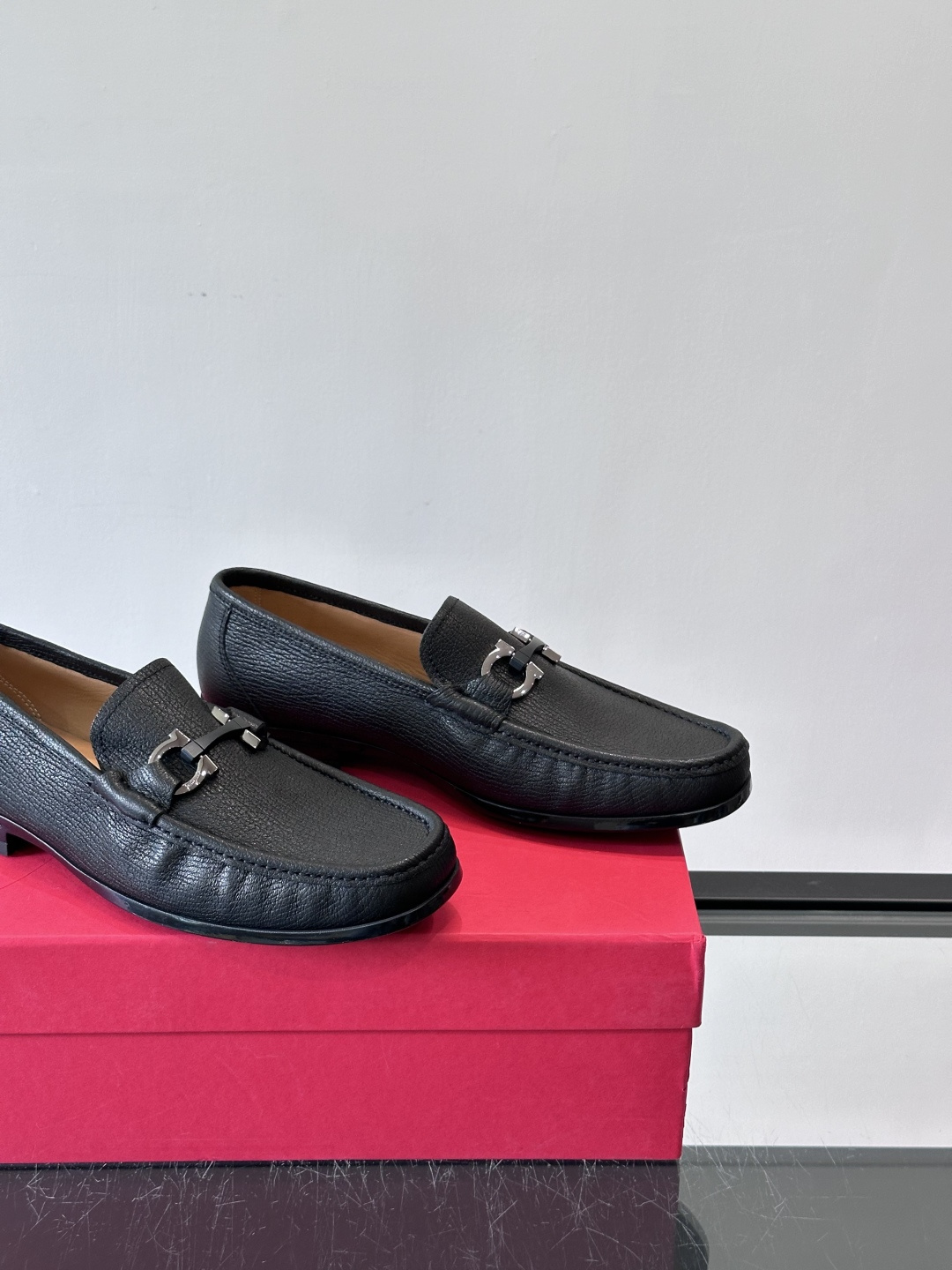 F🆕高端男士休闲皮鞋，绅士臻享 型男必备 头层牛皮鞋面 皮质质感一览无余 小牛皮透气内里，防滑大底。细节