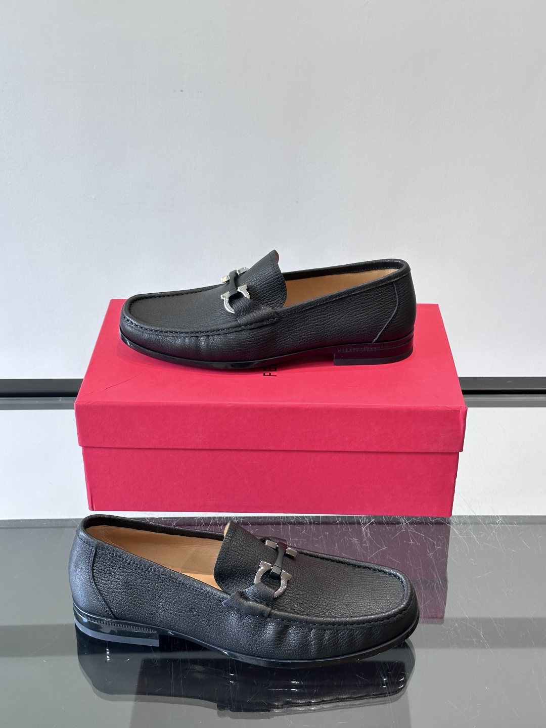 F🆕高端男士休闲皮鞋，绅士臻享 型男必备 头层牛皮鞋面 皮质质感一览无余 小牛皮透气内里，防滑大底。细节