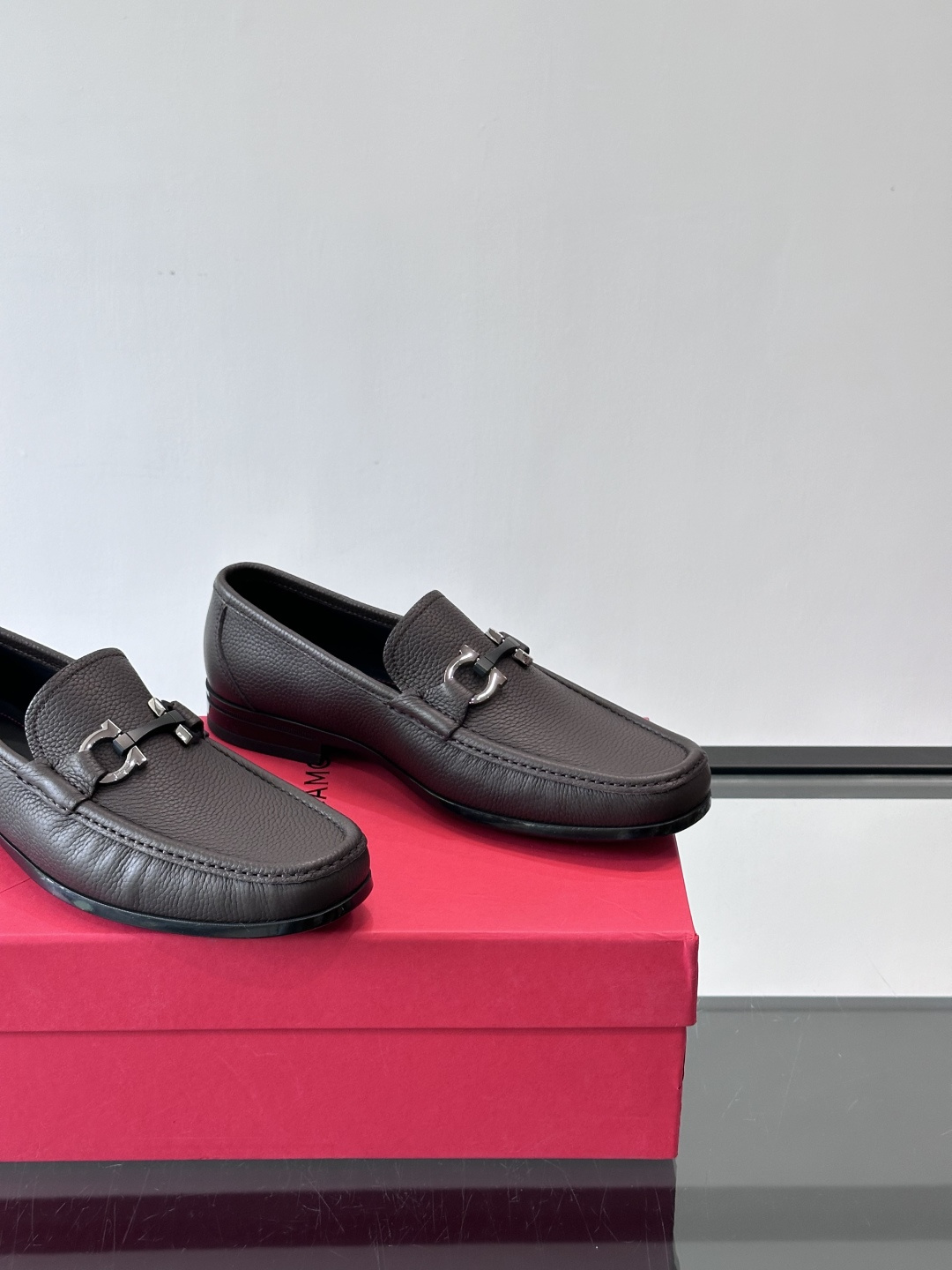 F🆕高端男士休闲皮鞋，绅士臻享 型男必备 头层牛皮鞋面 皮质质感一览无余 小牛皮透气内里，防滑大底。细节