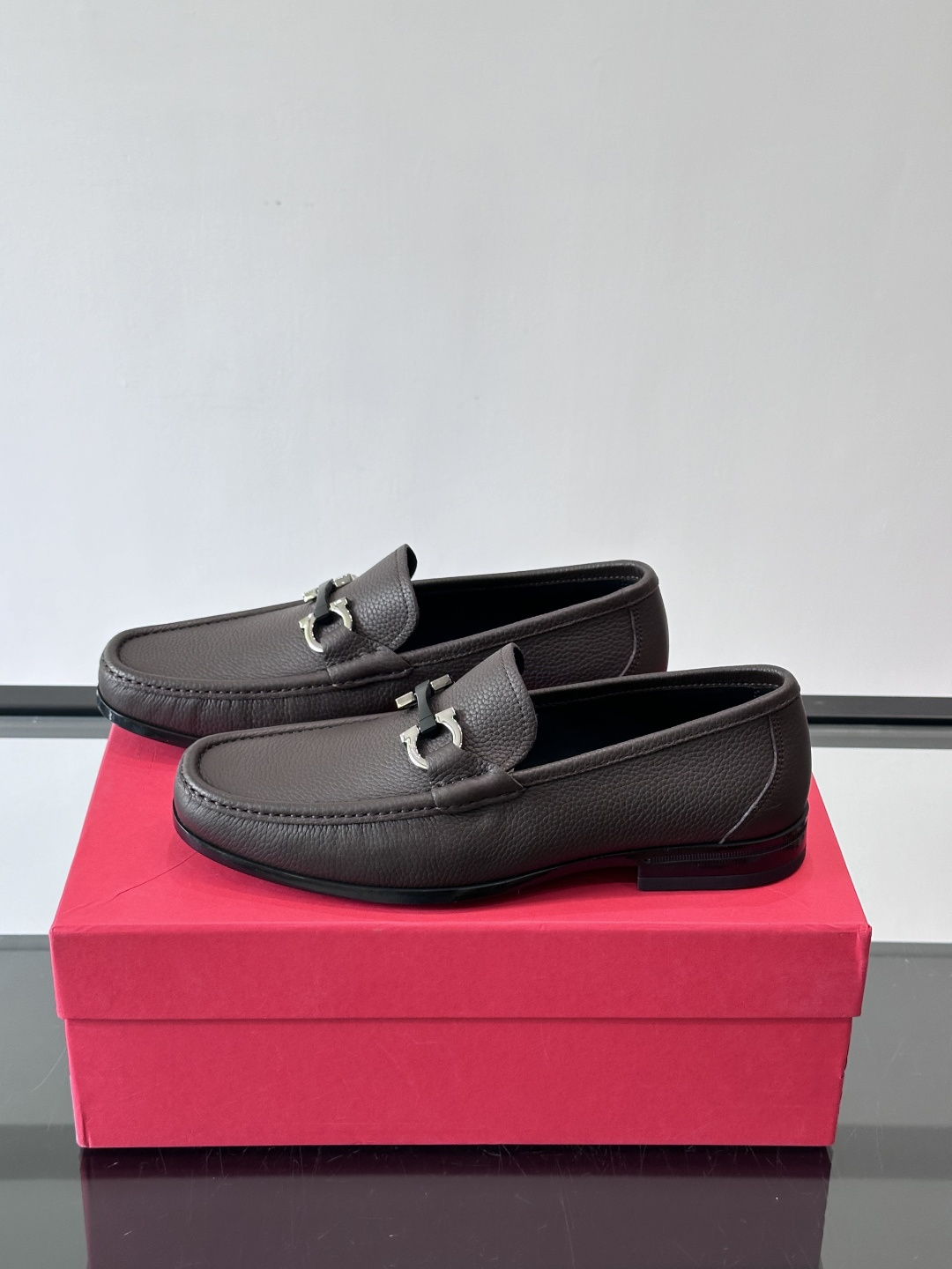 F🆕高端男士休闲皮鞋，绅士臻享 型男必备 头层牛皮鞋面 皮质质感一览无余 小牛皮透气内里，防滑大底。细节