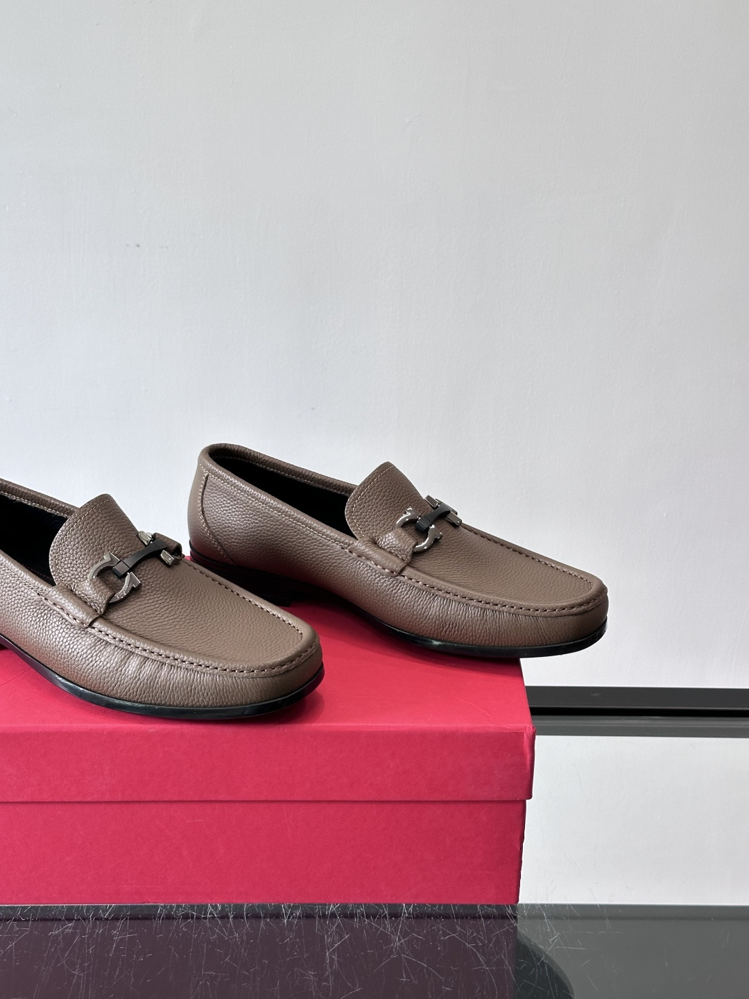 F🆕高端男士休闲皮鞋，绅士臻享 型男必备 头层牛皮鞋面 皮质质感一览无余 小牛皮透气内里，防滑大底。细节