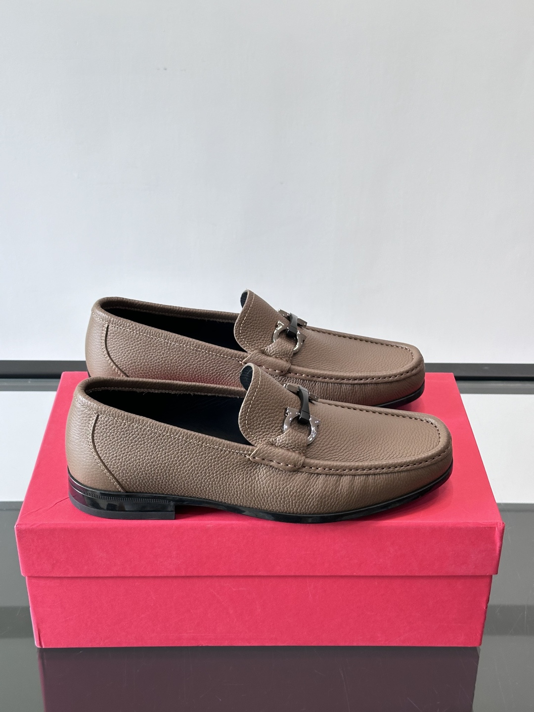 F🆕高端男士休闲皮鞋，绅士臻享 型男必备 头层牛皮鞋面 皮质质感一览无余 小牛皮透气内里，防滑大底。细节