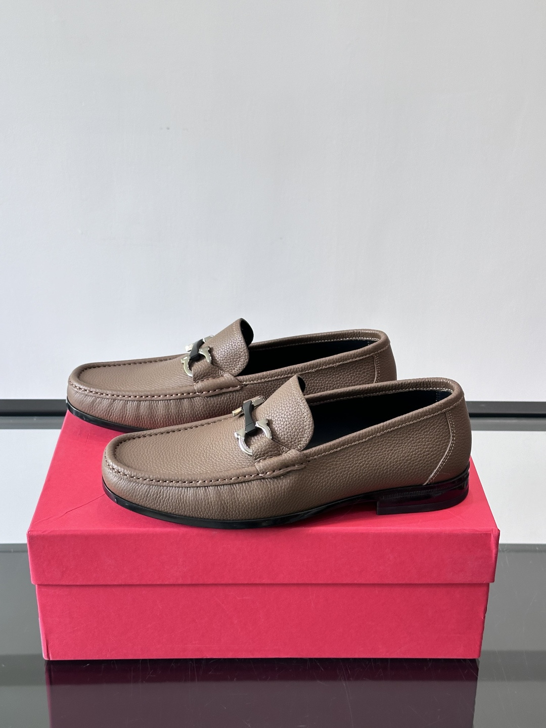 F🆕高端男士休闲皮鞋，绅士臻享 型男必备 头层牛皮鞋面 皮质质感一览无余 小牛皮透气内里，防滑大底。细节