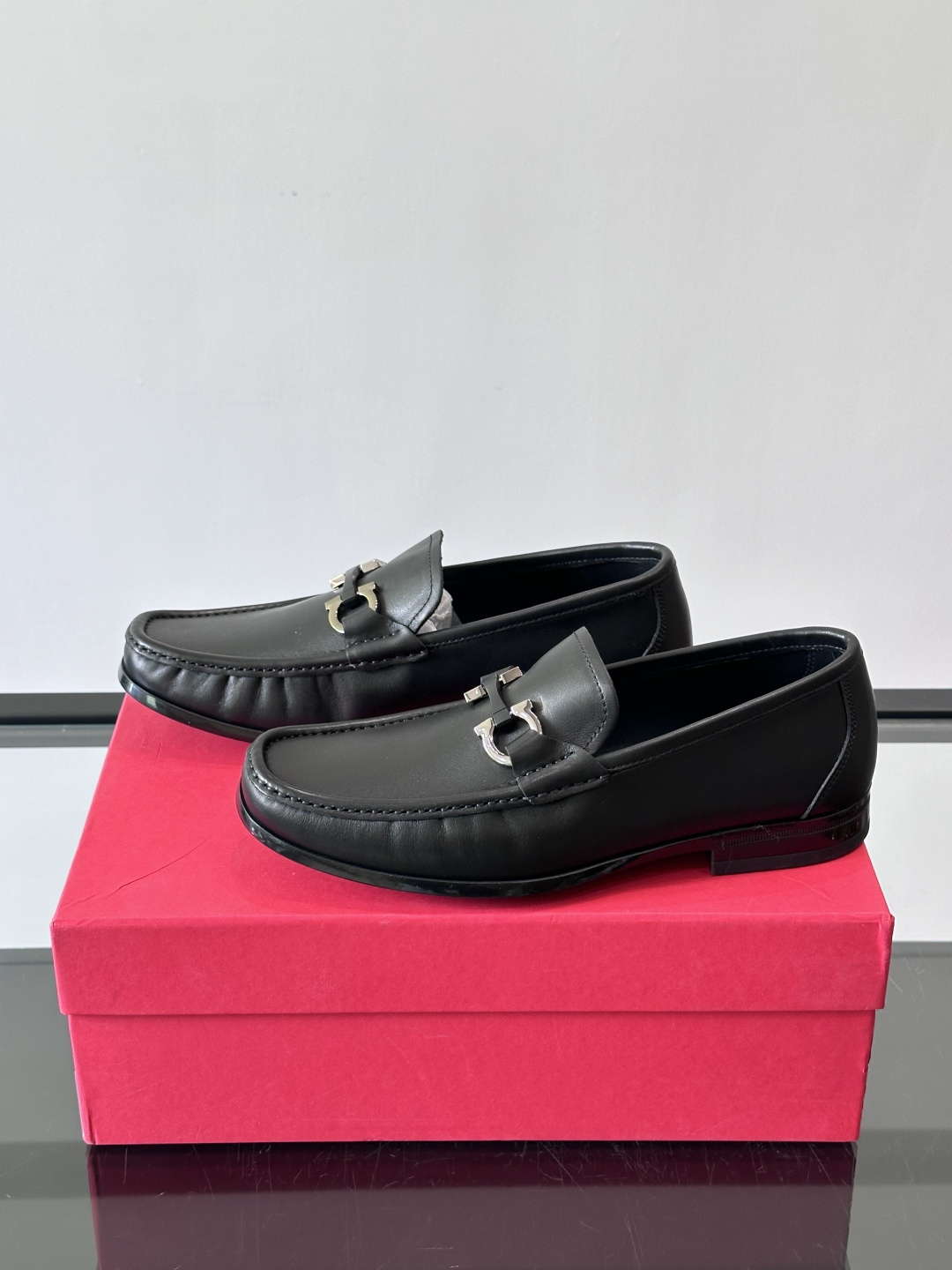 F🆕高端男士休闲皮鞋，绅士臻享 型男必备 头层牛皮鞋面 皮质质感一览无余 小牛皮透气内里，防滑大底。细节