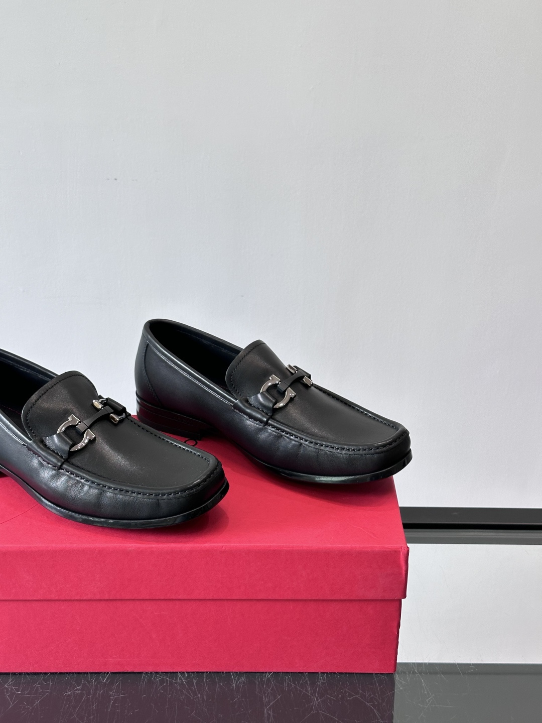 F🆕高端男士休闲皮鞋，绅士臻享 型男必备 头层牛皮鞋面 皮质质感一览无余 小牛皮透气内里，防滑大底。细节