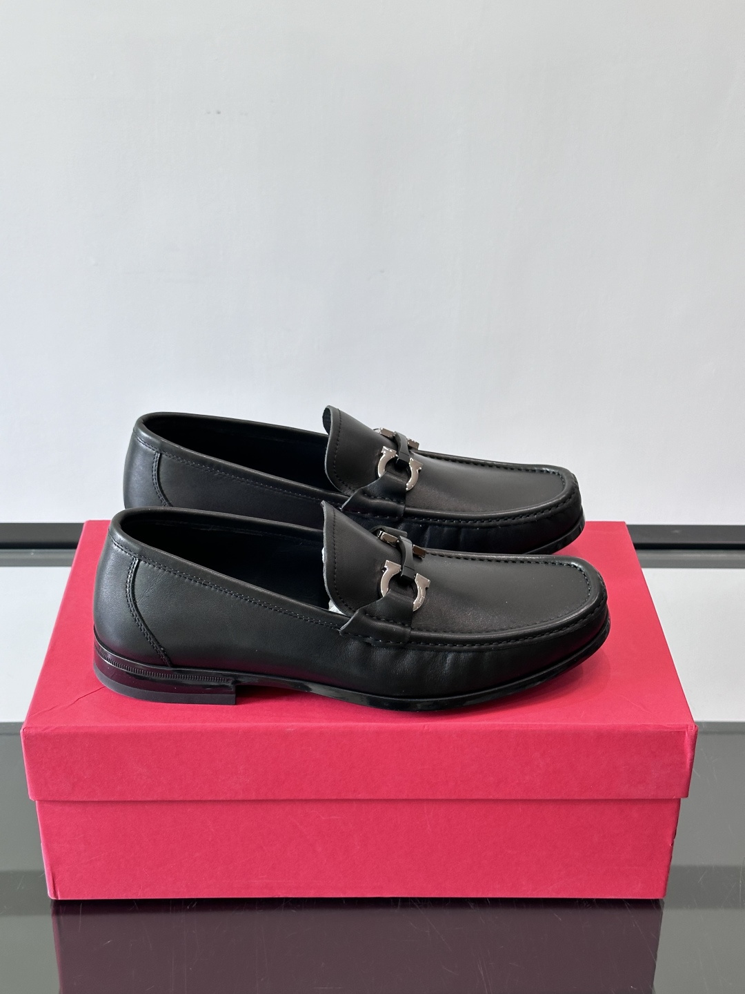 F🆕高端男士休闲皮鞋，绅士臻享 型男必备 头层牛皮鞋面 皮质质感一览无余 小牛皮透气内里，防滑大底。细节