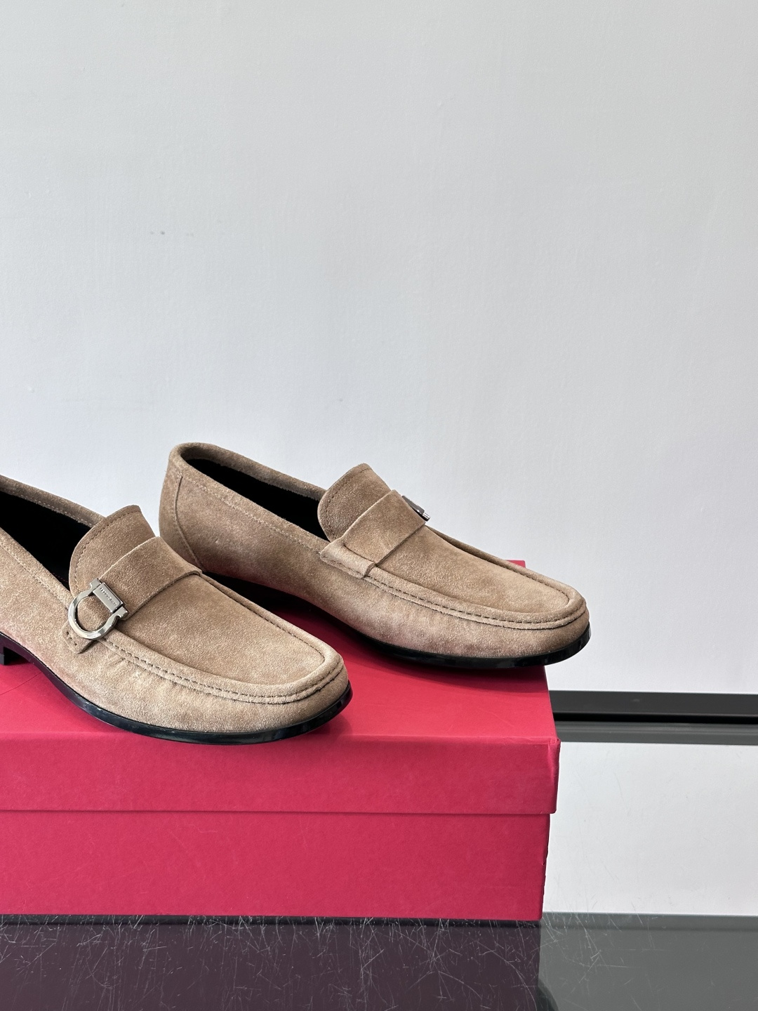 F🆕高端男士休闲皮鞋，绅士臻享 型男必备 头层牛皮鞋面 皮质质感一览无余 小牛皮透气内里，防滑大底。细节