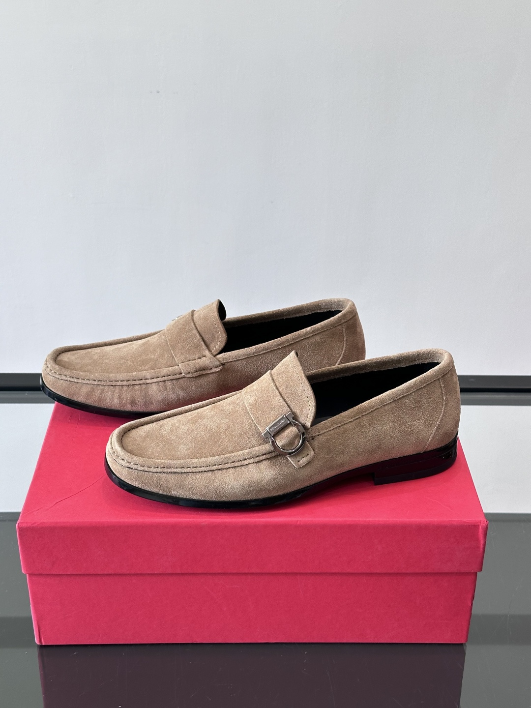 F🆕高端男士休闲皮鞋，绅士臻享 型男必备 头层牛皮鞋面 皮质质感一览无余 小牛皮透气内里，防滑大底。细节