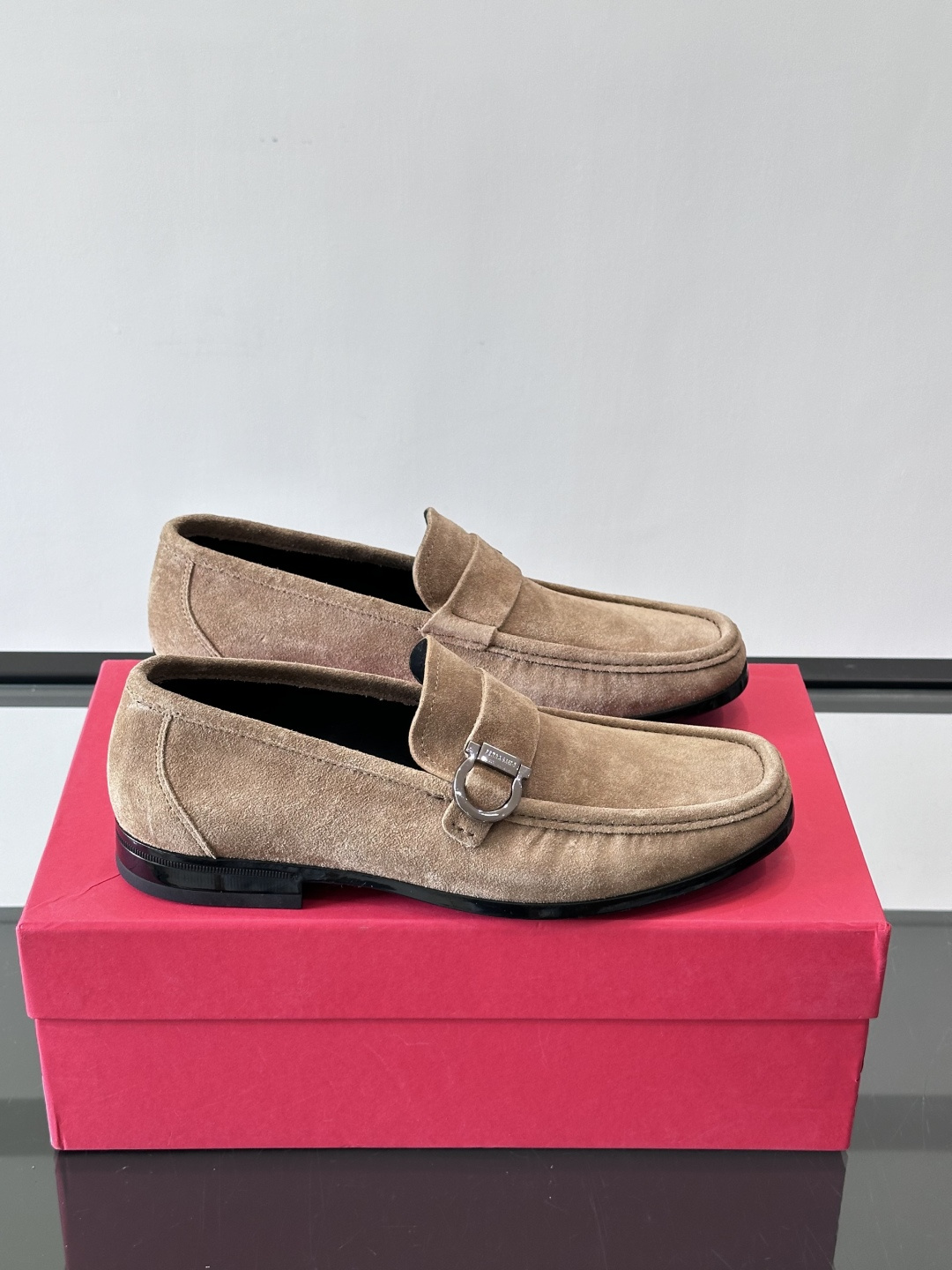 F🆕高端男士休闲皮鞋，绅士臻享 型男必备 头层牛皮鞋面 皮质质感一览无余 小牛皮透气内里，防滑大底。细节