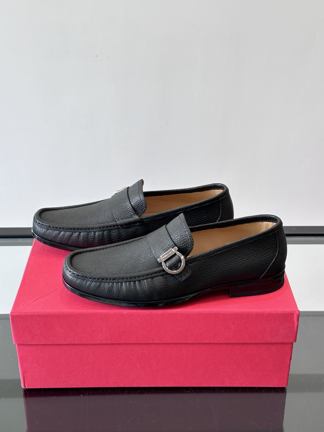 F🆕高端男士休闲皮鞋，绅士臻享 型男必备 头层牛皮鞋面 皮质质感一览无余 小牛皮透气内里，防滑大底。细节