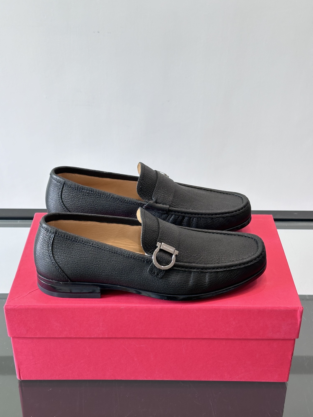 F🆕高端男士休闲皮鞋，绅士臻享 型男必备 头层牛皮鞋面 皮质质感一览无余 小牛皮透气内里，防滑大底。细节