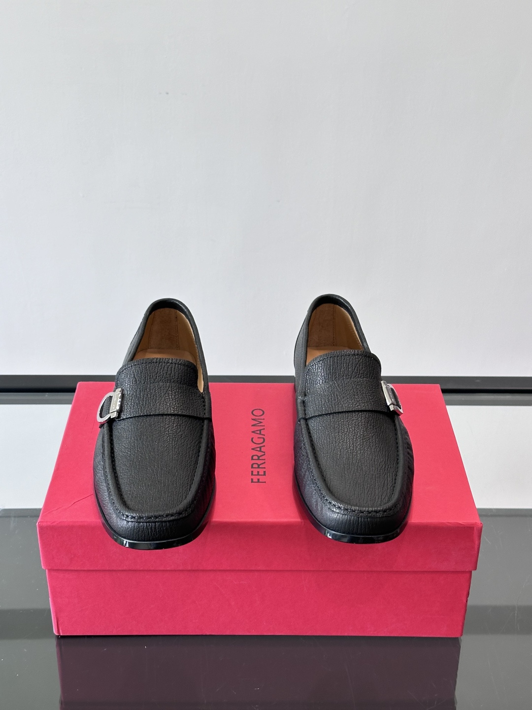 F🆕高端男士休闲皮鞋，绅士臻享 型男必备 头层牛皮鞋面 皮质质感一览无余 小牛皮透气内里，防滑大底。细节