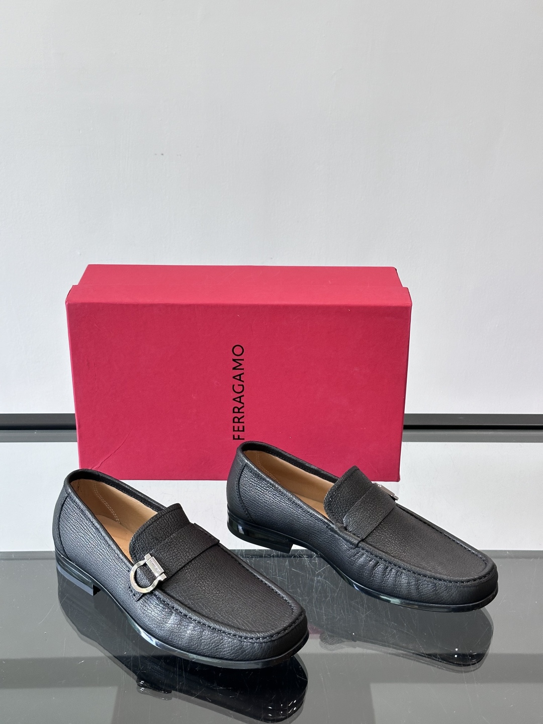 F🆕高端男士休闲皮鞋，绅士臻享 型男必备 头层牛皮鞋面 皮质质感一览无余 小牛皮透气内里，防滑大底。细节