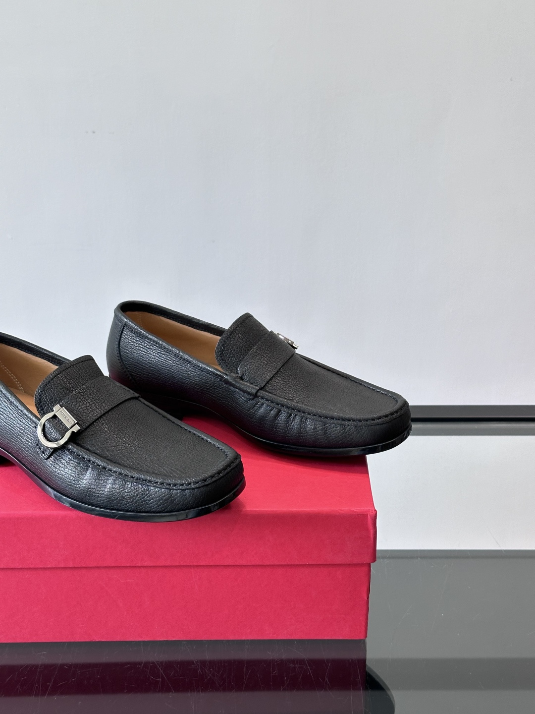 F🆕高端男士休闲皮鞋，绅士臻享 型男必备 头层牛皮鞋面 皮质质感一览无余 小牛皮透气内里，防滑大底。细节