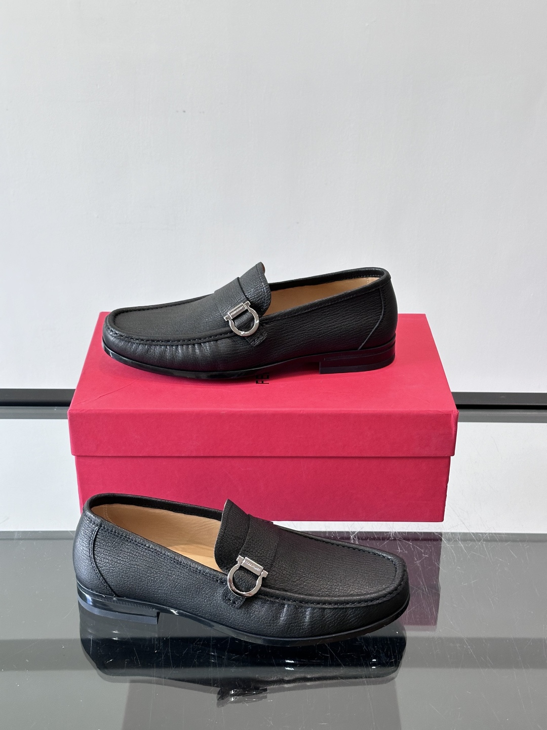 F🆕高端男士休闲皮鞋，绅士臻享 型男必备 头层牛皮鞋面 皮质质感一览无余 小牛皮透气内里，防滑大底。细节