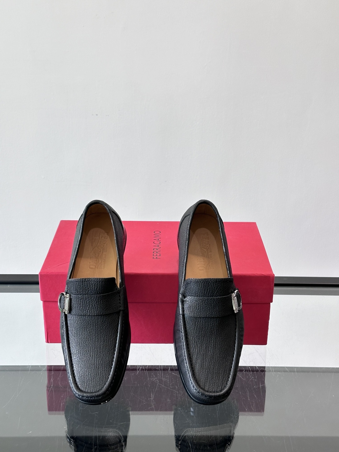 F🆕高端男士休闲皮鞋，绅士臻享 型男必备 头层牛皮鞋面 皮质质感一览无余 小牛皮透气内里，防滑大底。细节