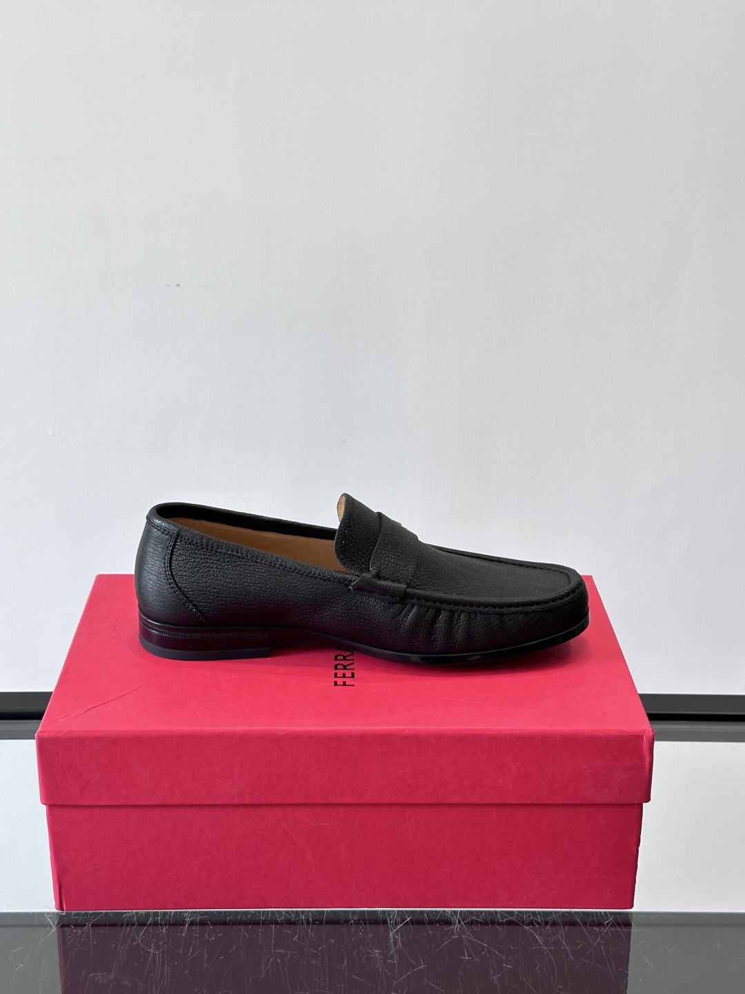 F🆕高端男士休闲皮鞋，绅士臻享 型男必备 头层牛皮鞋面 皮质质感一览无余 小牛皮透气内里，防滑大底。细节