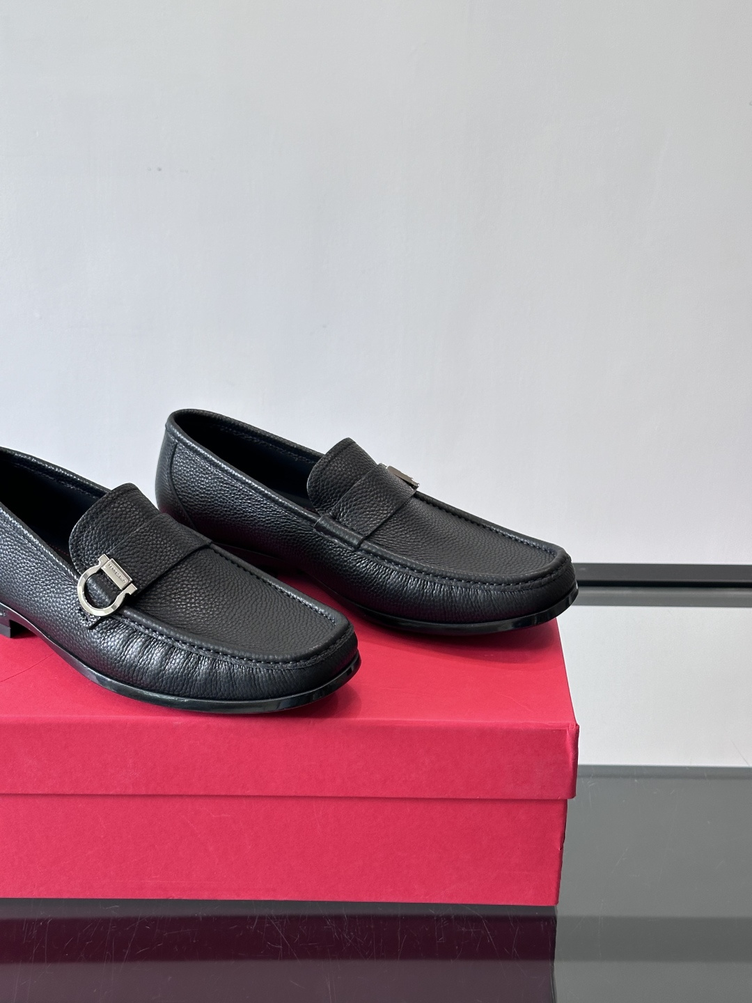 F🆕高端男士休闲皮鞋，绅士臻享 型男必备 头层牛皮鞋面 皮质质感一览无余 小牛皮透气内里，防滑大底。细节