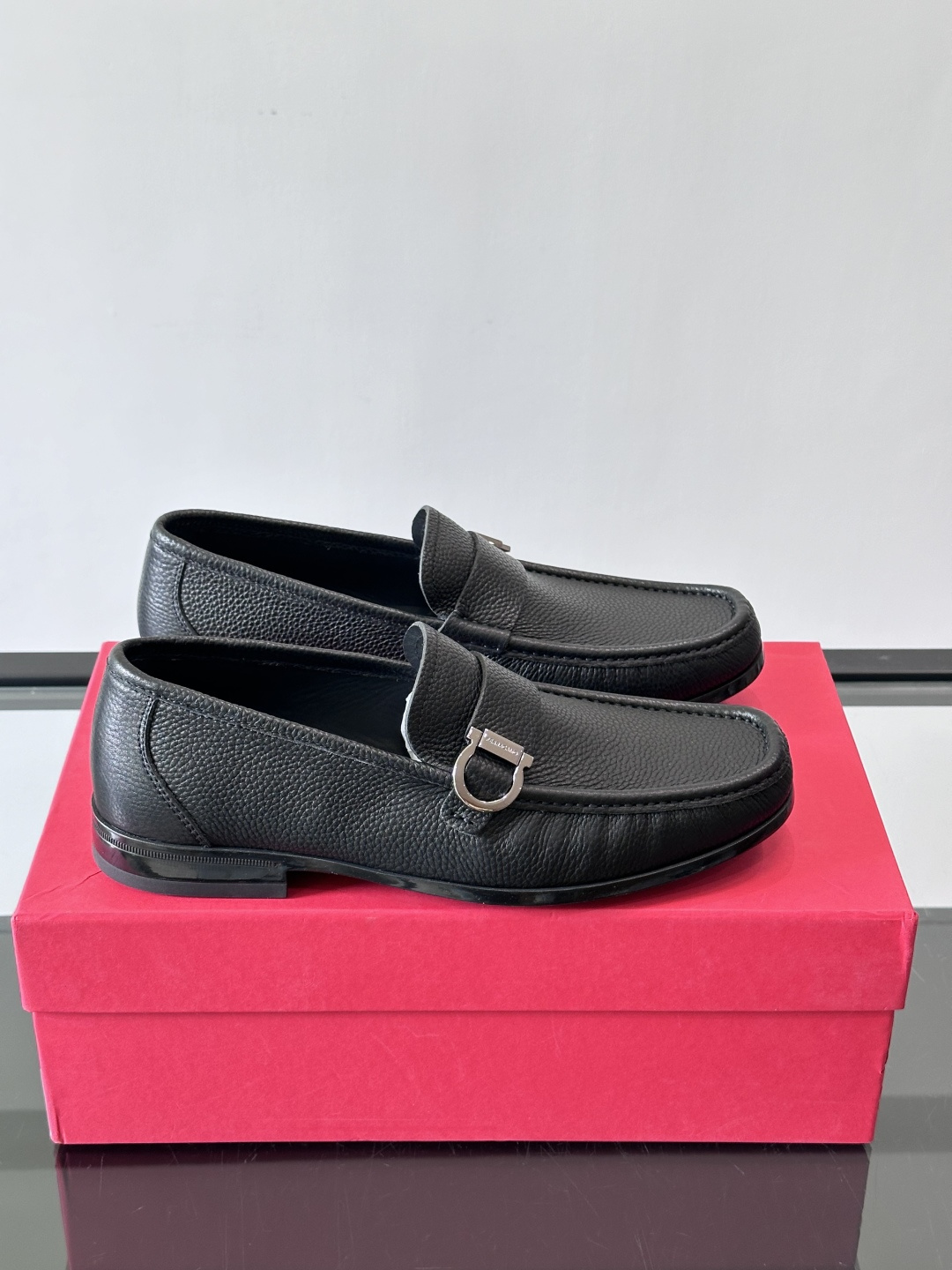 F🆕高端男士休闲皮鞋，绅士臻享 型男必备 头层牛皮鞋面 皮质质感一览无余 小牛皮透气内里，防滑大底。细节