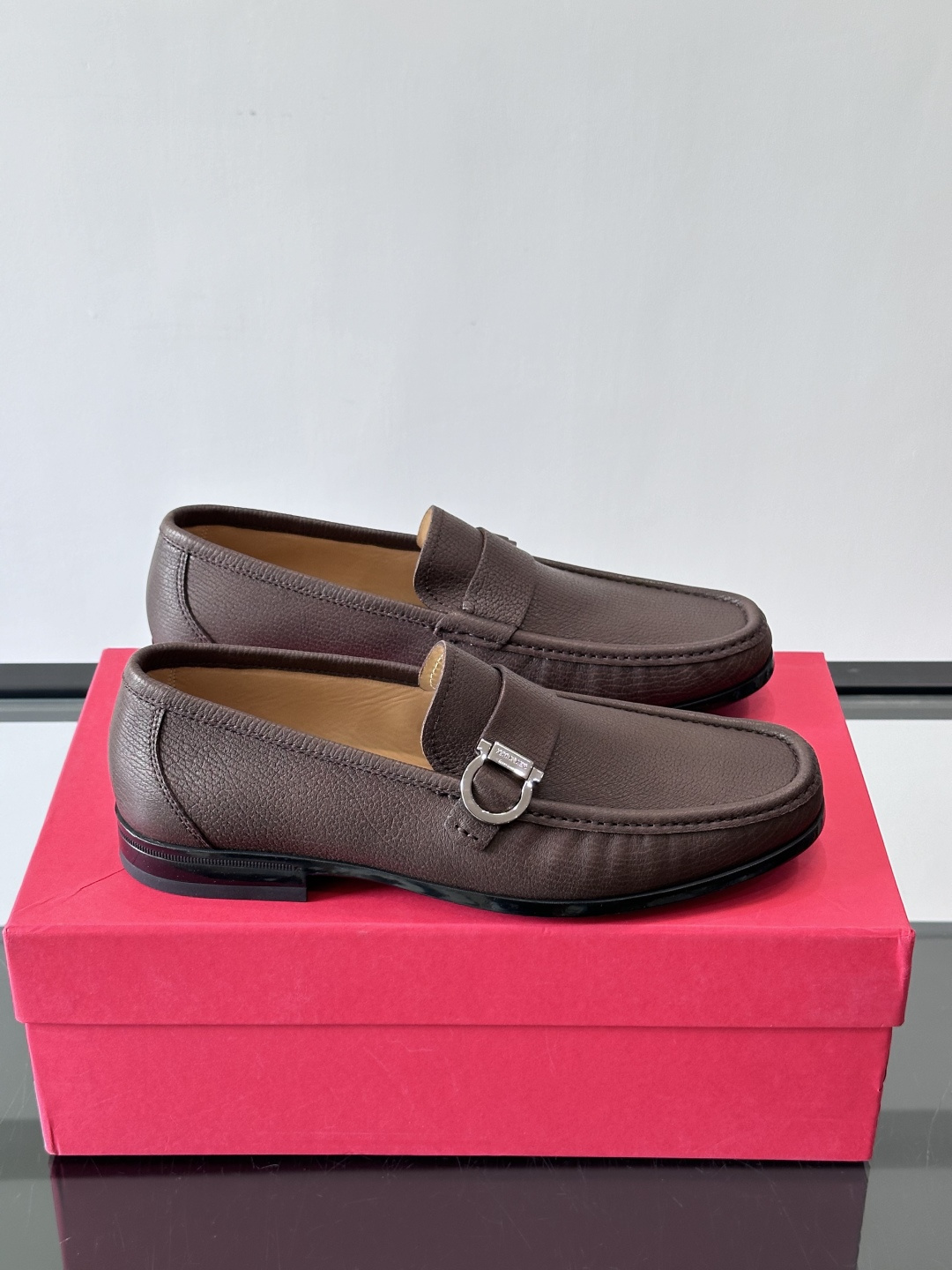 F🆕高端男士休闲皮鞋，绅士臻享 型男必备 头层牛皮鞋面 皮质质感一览无余 小牛皮透气内里，防滑大底。细节