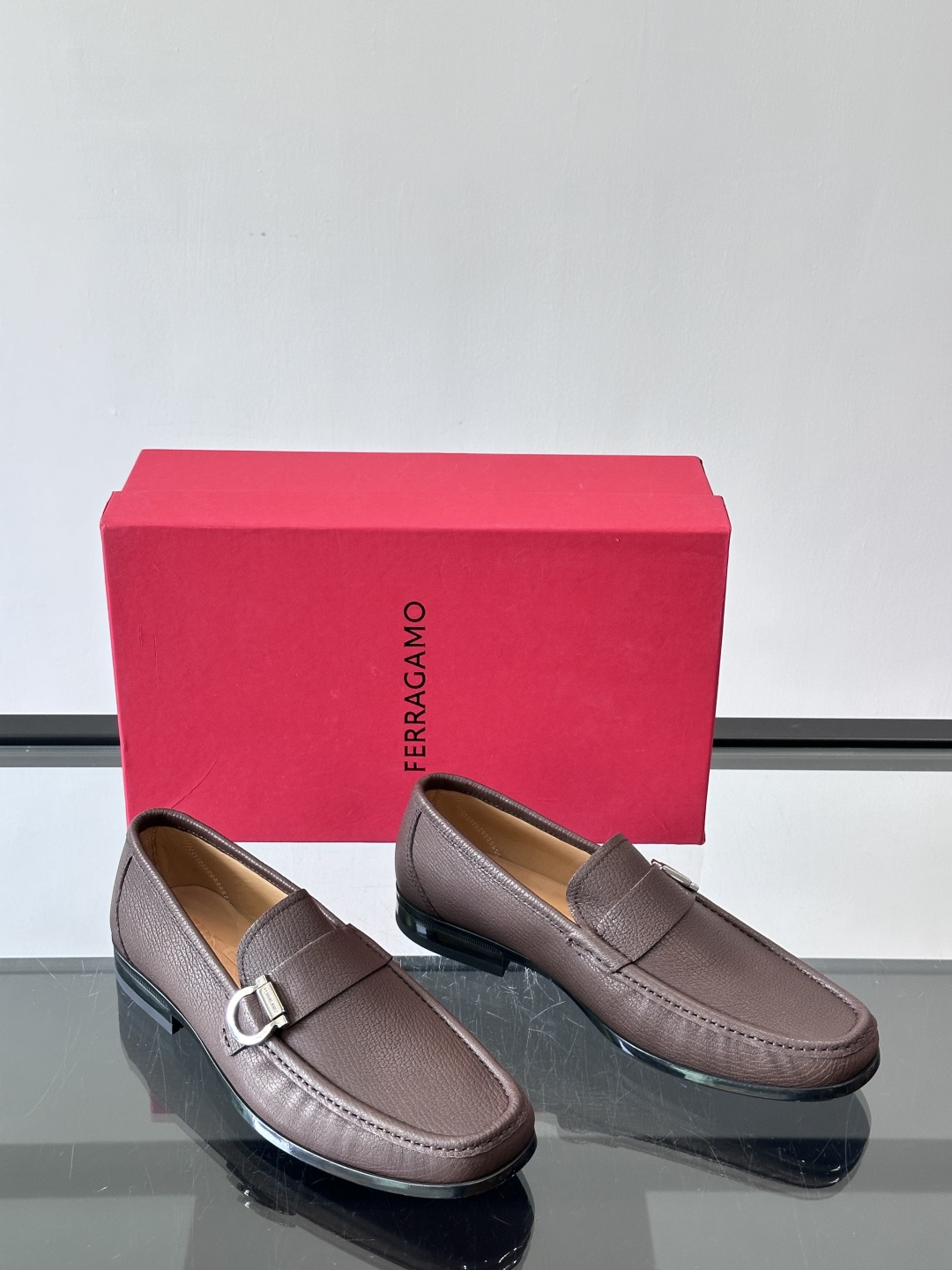 F🆕高端男士休闲皮鞋，绅士臻享 型男必备 头层牛皮鞋面 皮质质感一览无余 小牛皮透气内里，防滑大底。细节