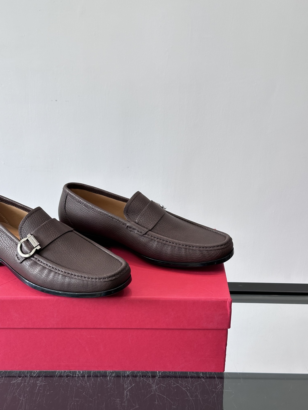 F🆕高端男士休闲皮鞋，绅士臻享 型男必备 头层牛皮鞋面 皮质质感一览无余 小牛皮透气内里，防滑大底。细节