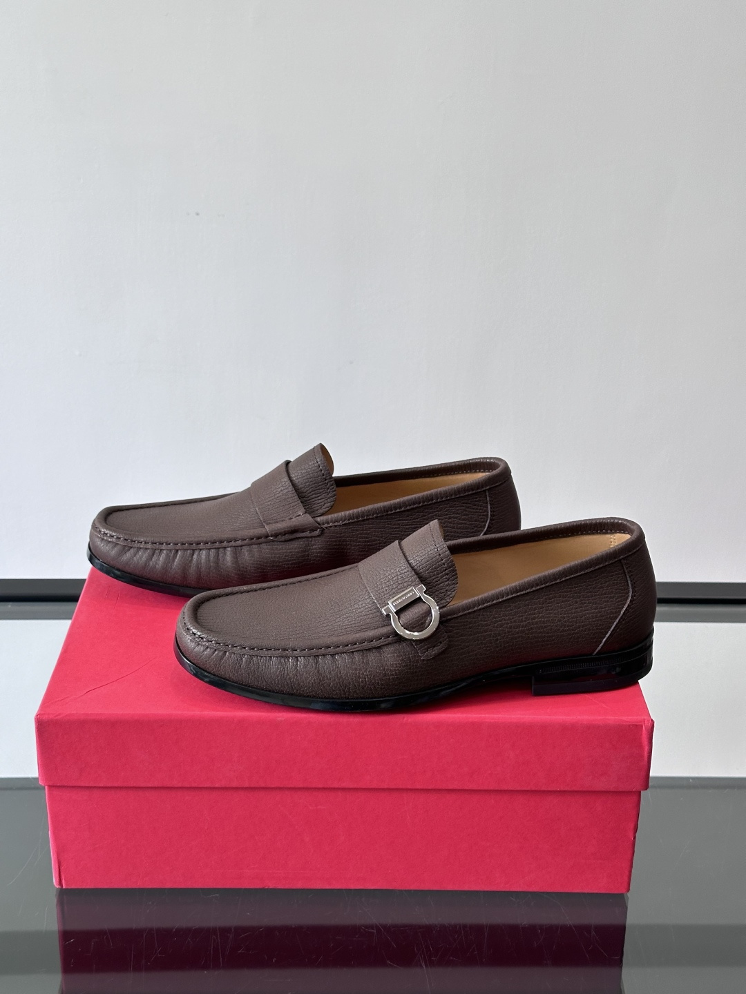 F🆕高端男士休闲皮鞋，绅士臻享 型男必备 头层牛皮鞋面 皮质质感一览无余 小牛皮透气内里，防滑大底。细节