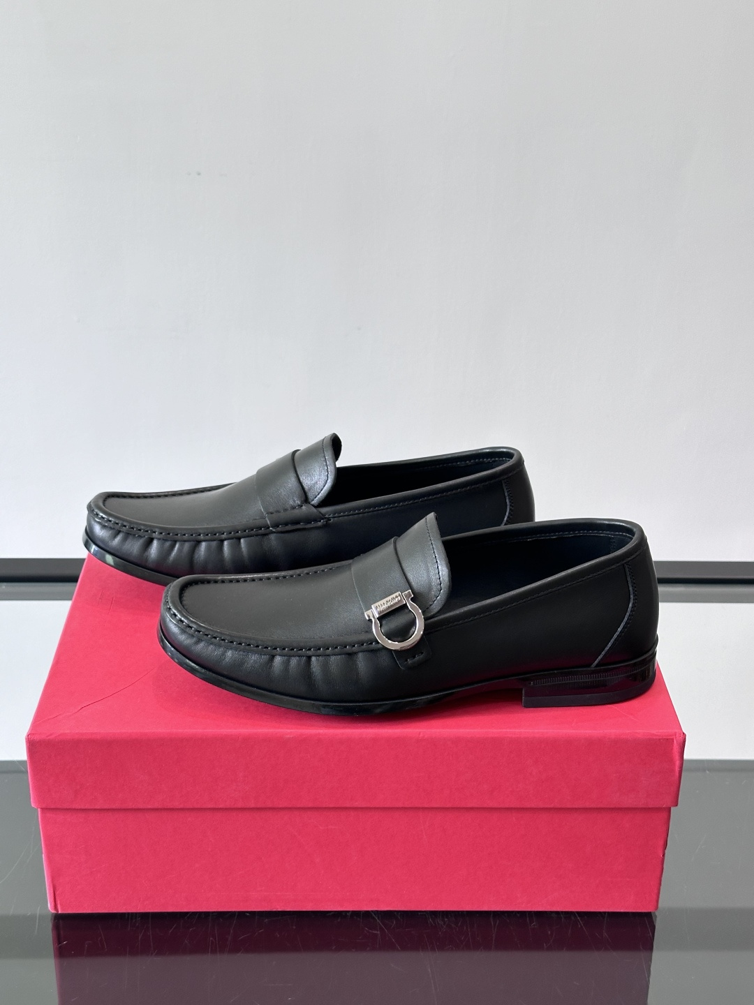 F🆕高端男士休闲皮鞋，绅士臻享 型男必备 头层牛皮鞋面 皮质质感一览无余 小牛皮透气内里，防滑大底。细节