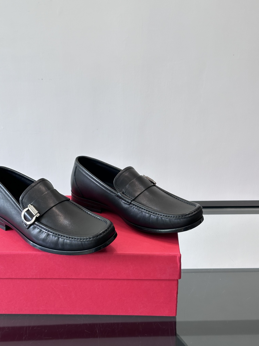 F🆕高端男士休闲皮鞋，绅士臻享 型男必备 头层牛皮鞋面 皮质质感一览无余 小牛皮透气内里，防滑大底。细节