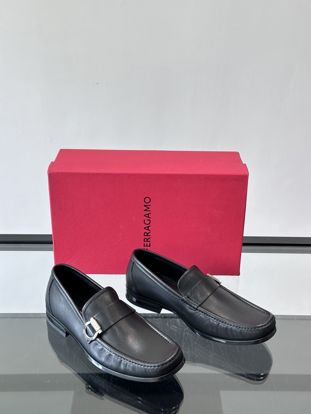 F🆕高端男士休闲皮鞋，绅士臻享 型男必备 头层牛皮鞋面 皮质质感一览无余 小牛皮透气内里，防滑大底。细节