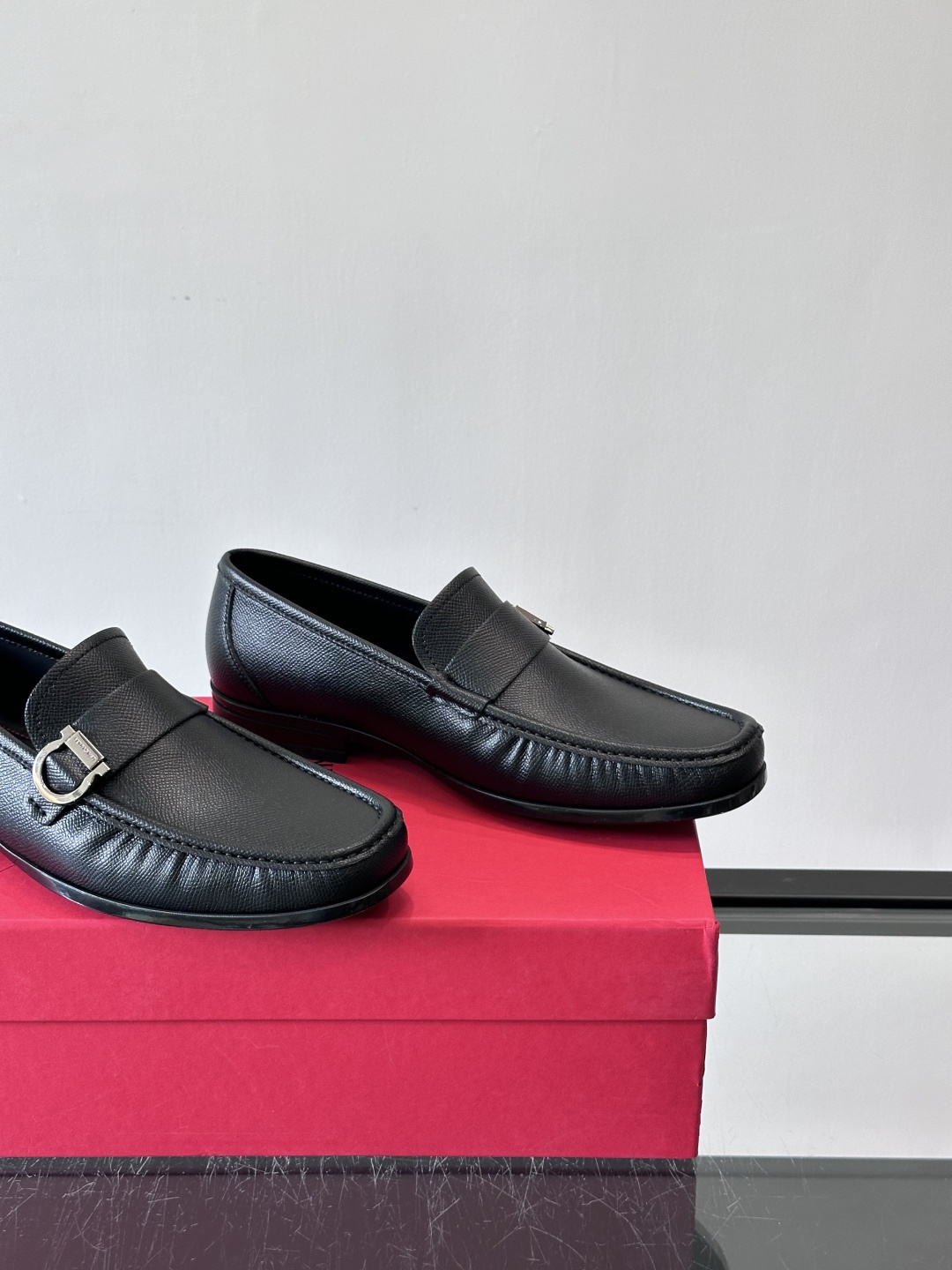 F🆕高端男士休闲皮鞋，绅士臻享 型男必备 头层牛皮鞋面 皮质质感一览无余 小牛皮透气内里，防滑大底。细节