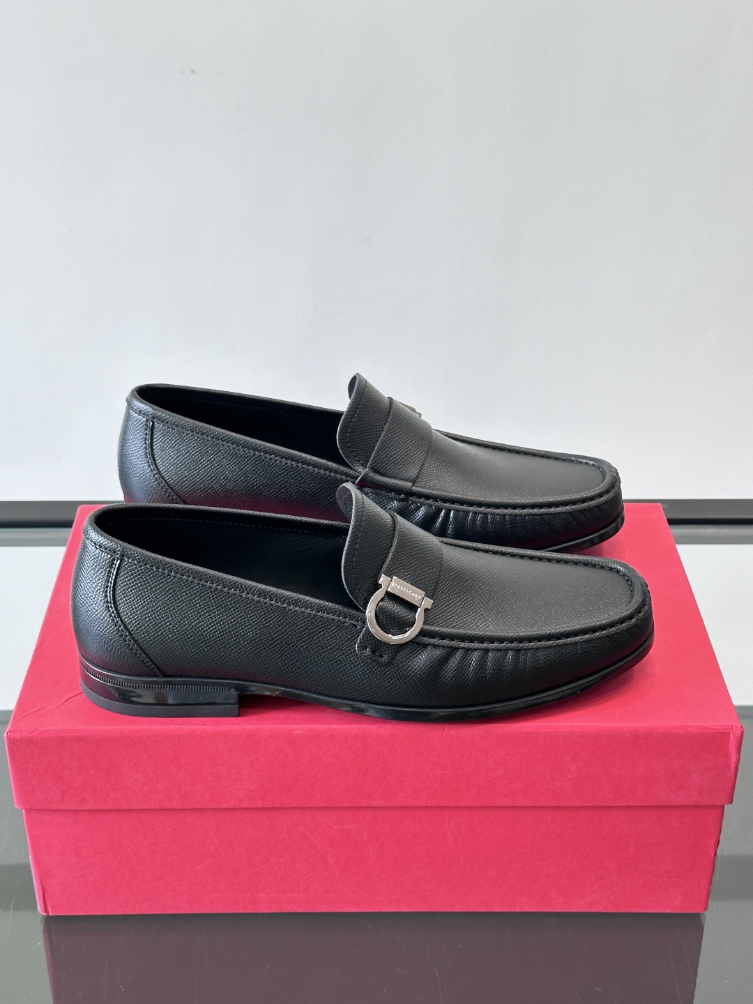 F🆕高端男士休闲皮鞋，绅士臻享 型男必备 头层牛皮鞋面 皮质质感一览无余 小牛皮透气内里，防滑大底。细节