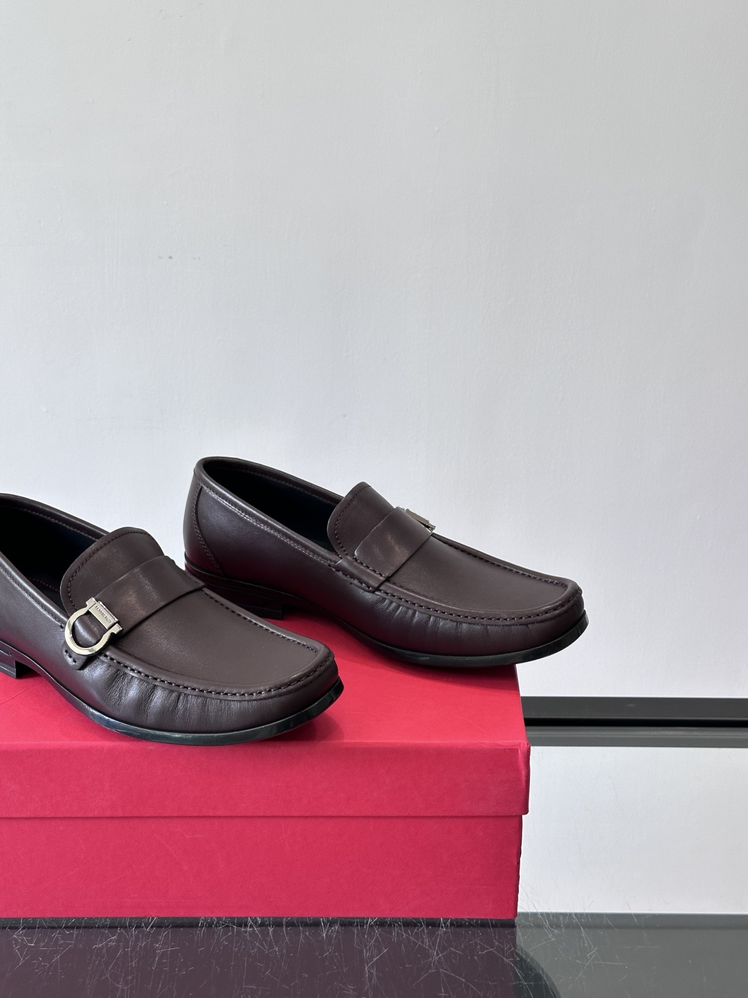 F🆕高端男士休闲皮鞋，绅士臻享 型男必备 头层牛皮鞋面 皮质质感一览无余 小牛皮透气内里，防滑大底。细节