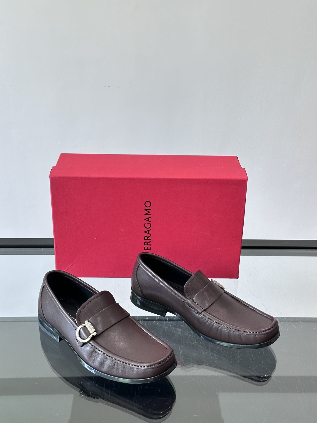 F🆕高端男士休闲皮鞋，绅士臻享 型男必备 头层牛皮鞋面 皮质质感一览无余 小牛皮透气内里，防滑大底。细节