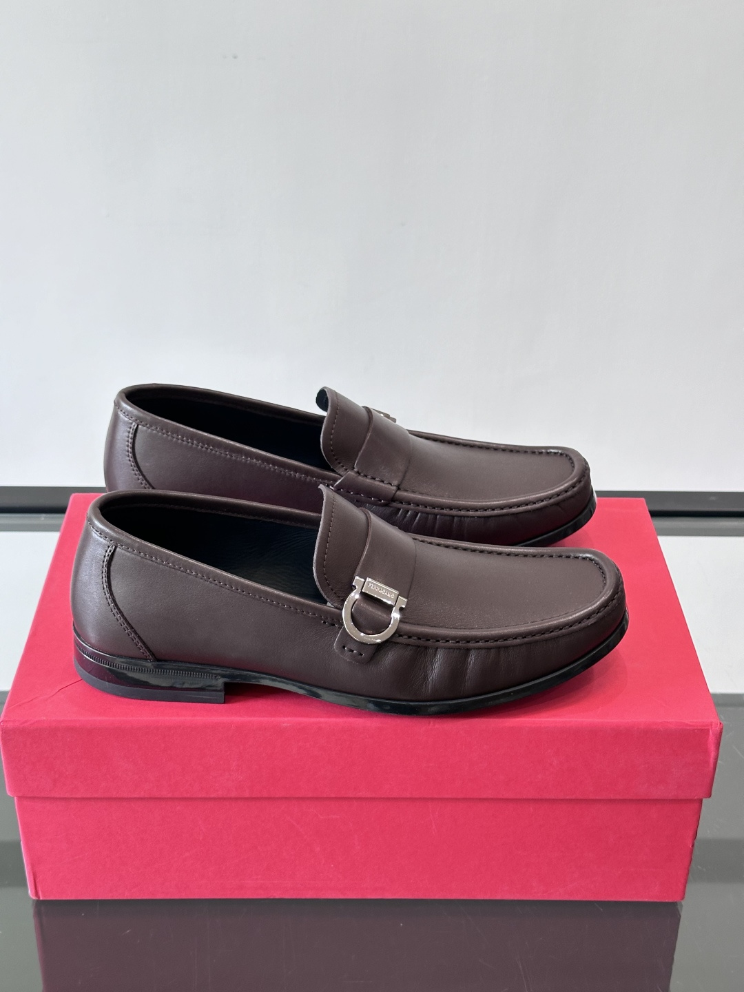 NO:552857,F High-end men's casual leather shoes, a must-have for gentlemen and stylish men. First-layer cowhide upper. You can see the leather texture at a glance. Breathable calfskin lining and non-slip outsole. The details are carefully crafted!  Yuan, Size39-44 (customized at 38.45.46), Ferragamo leather shoes, ferragamo, cowhide19860909F高端男士休闲皮鞋,绅士臻享 型男必备 头层牛皮鞋面 皮质质感一览无余 小牛皮透气内里,防滑大底.细节精工细作！ 元, Size39-44（38.45.46定制）,菲拉格慕 皮鞋,ferragamo,cowhide,Men's shoes