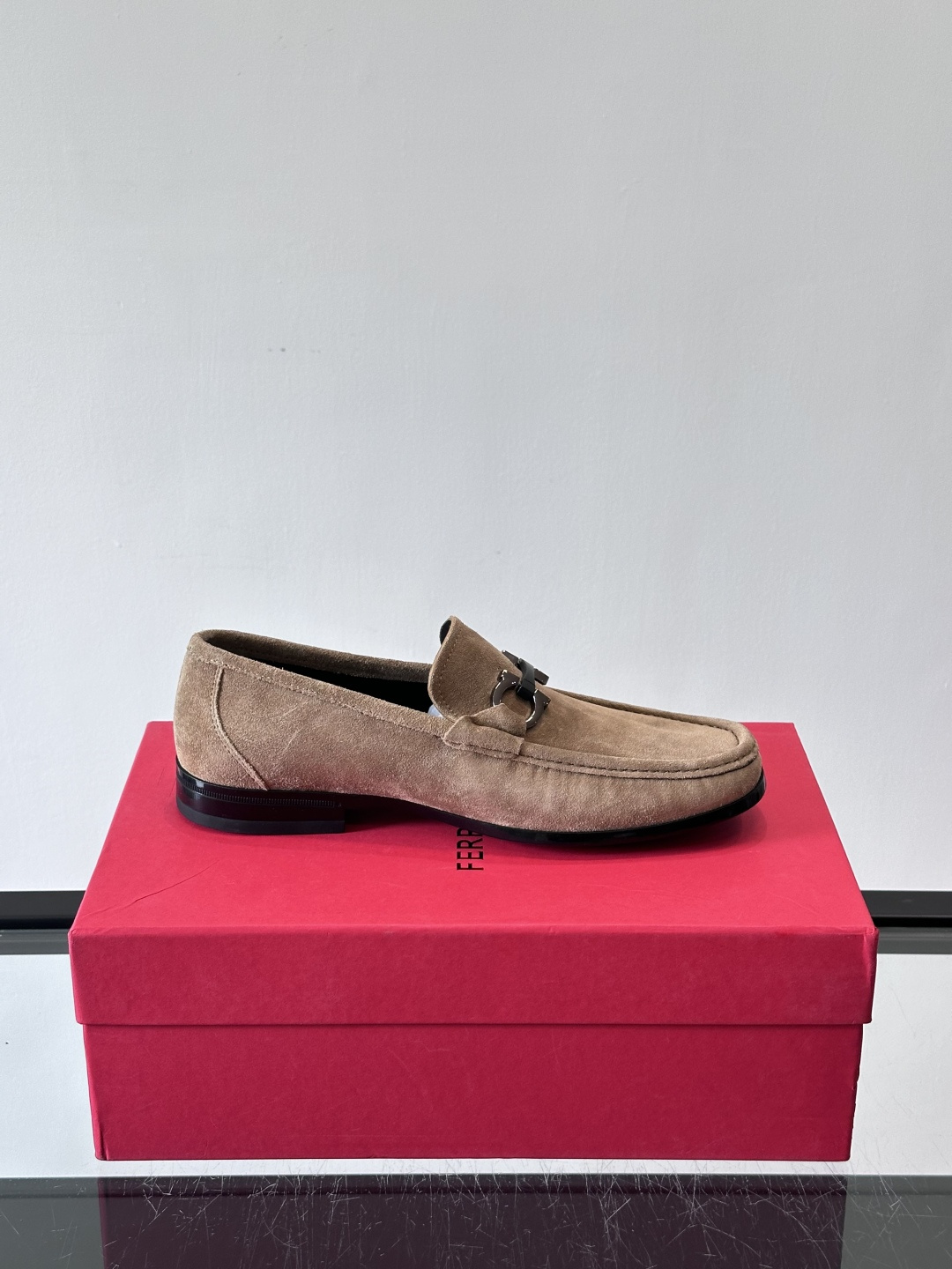 Ferragamo菲拉格慕全新麂皮都市漫步鞋，精准拿捏现代都市生活，打造意式慵懒风格，柔韧的皮面，柔软的