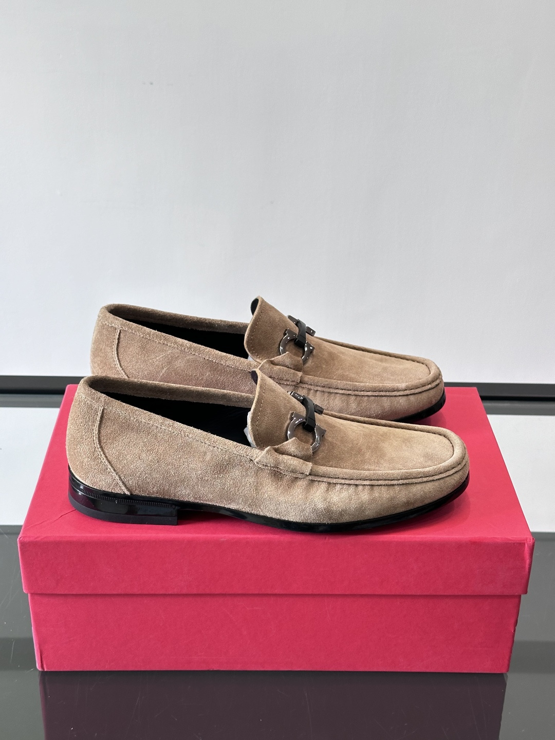 Ferragamo菲拉格慕全新麂皮都市漫步鞋，精准拿捏现代都市生活，打造意式慵懒风格，柔韧的皮面，柔软的