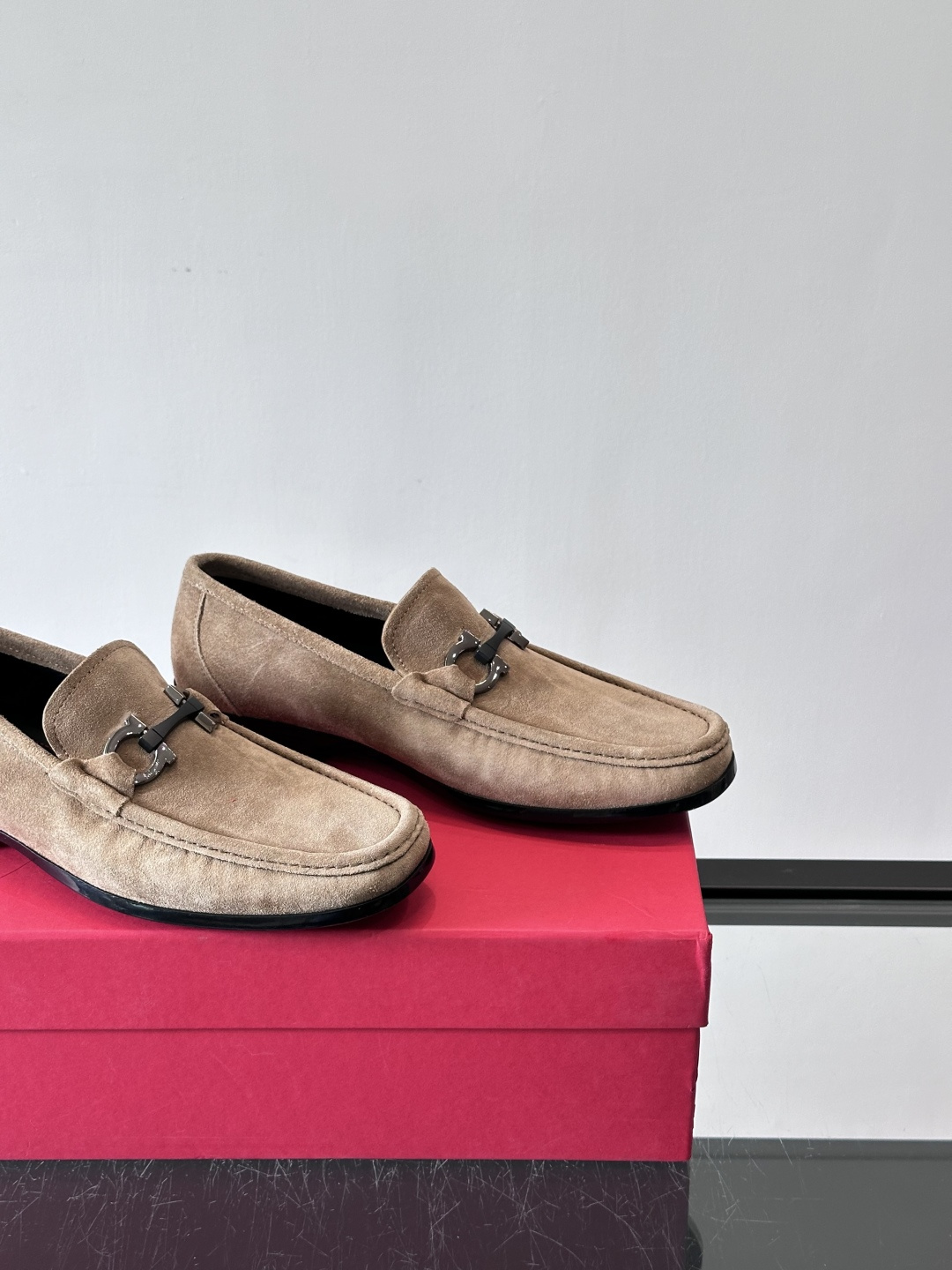 Ferragamo菲拉格慕全新麂皮都市漫步鞋，精准拿捏现代都市生活，打造意式慵懒风格，柔韧的皮面，柔软的