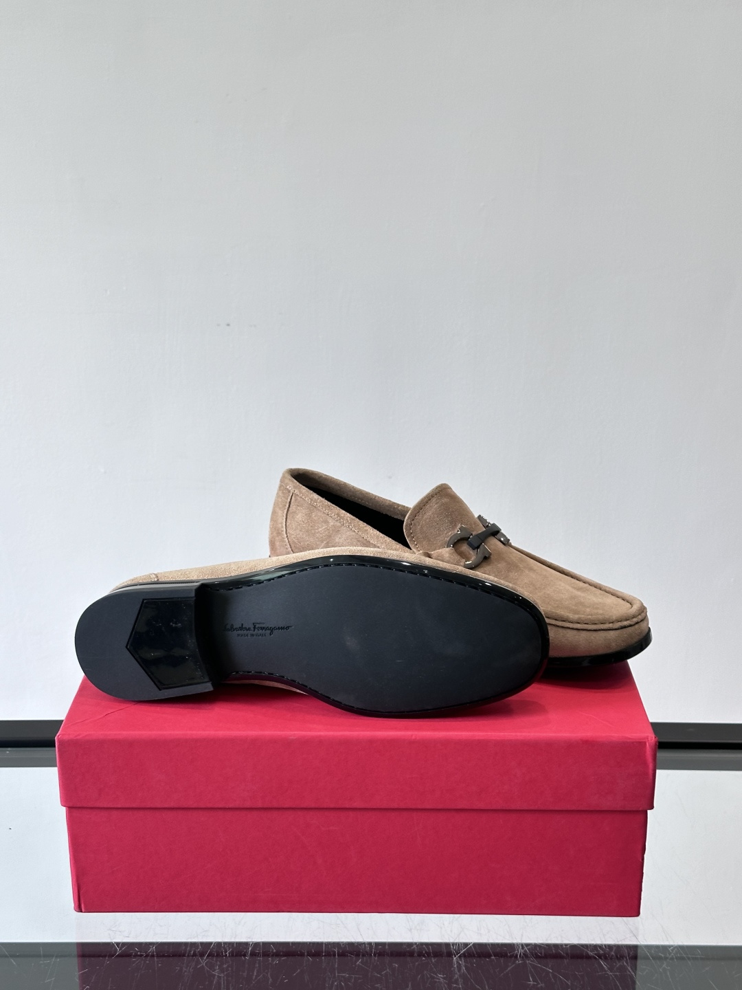 Ferragamo菲拉格慕全新麂皮都市漫步鞋，精准拿捏现代都市生活，打造意式慵懒风格，柔韧的皮面，柔软的