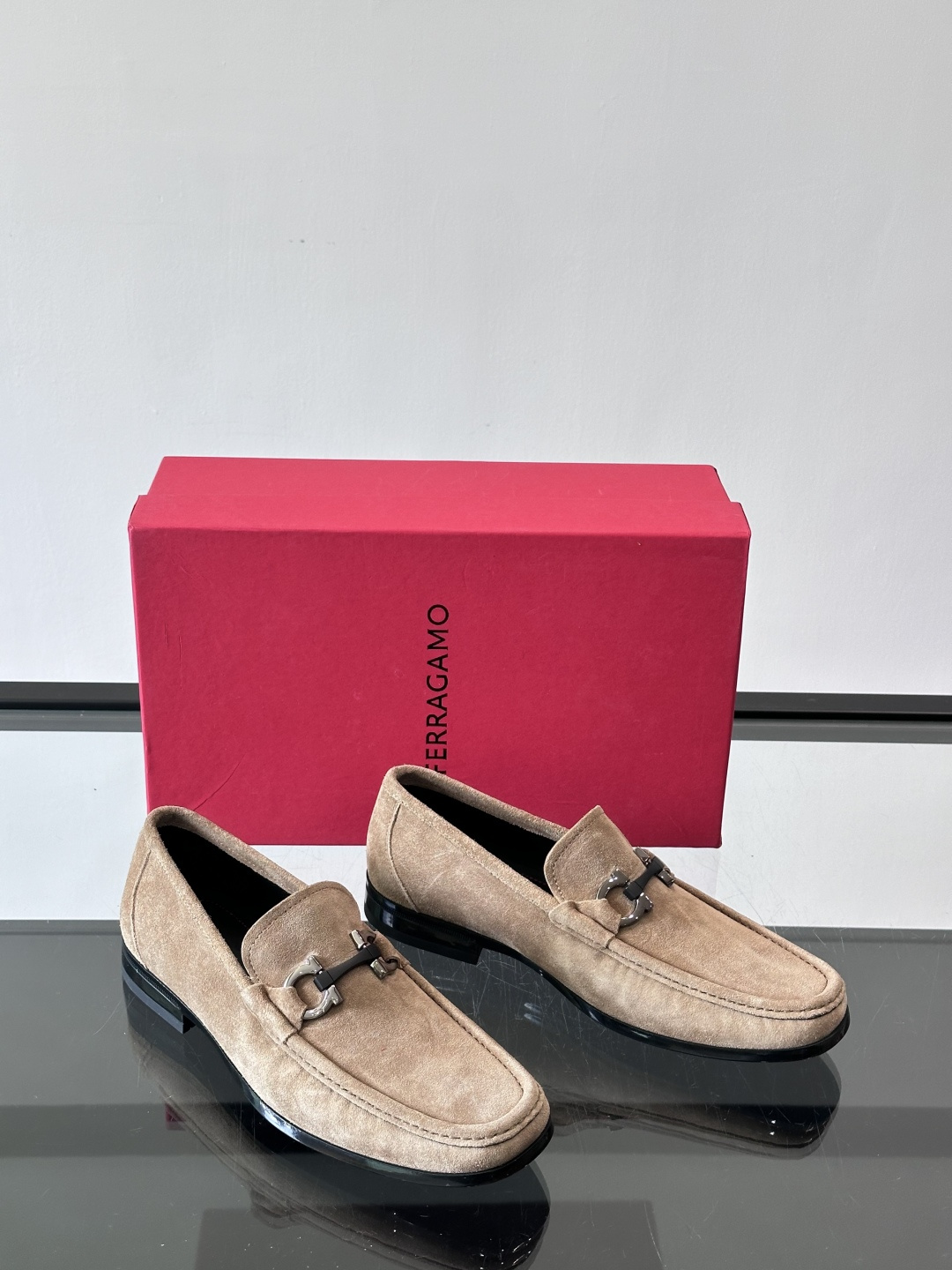 Ferragamo菲拉格慕全新麂皮都市漫步鞋，精准拿捏现代都市生活，打造意式慵懒风格，柔韧的皮面，柔软的