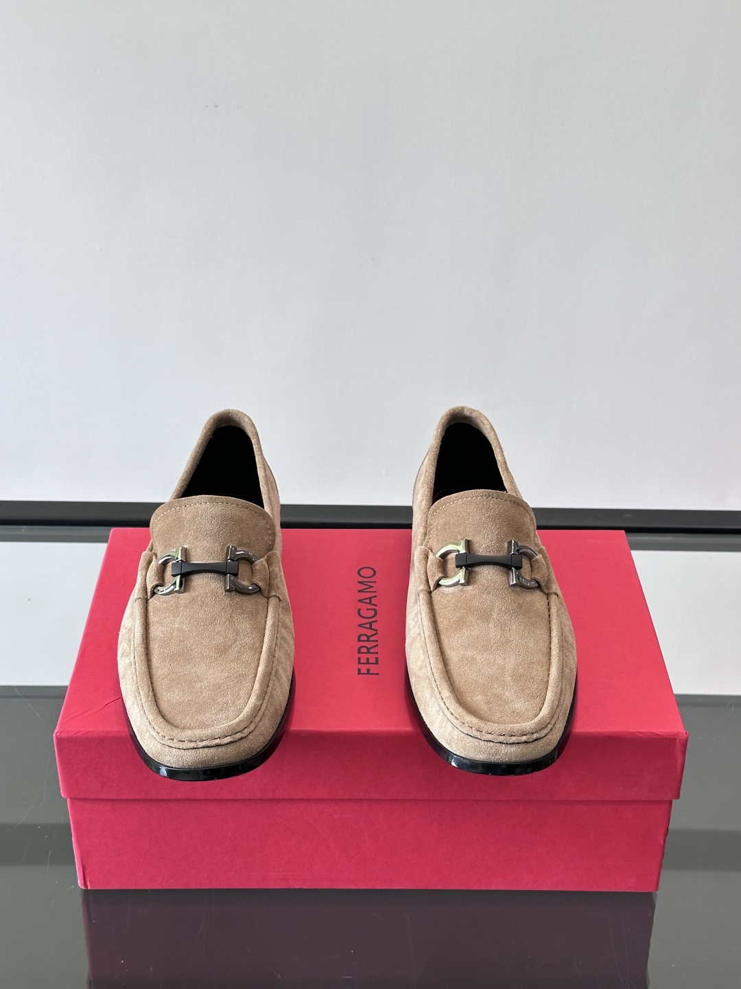 Ferragamo菲拉格慕全新麂皮都市漫步鞋，精准拿捏现代都市生活，打造意式慵懒风格，柔韧的皮面，柔软的