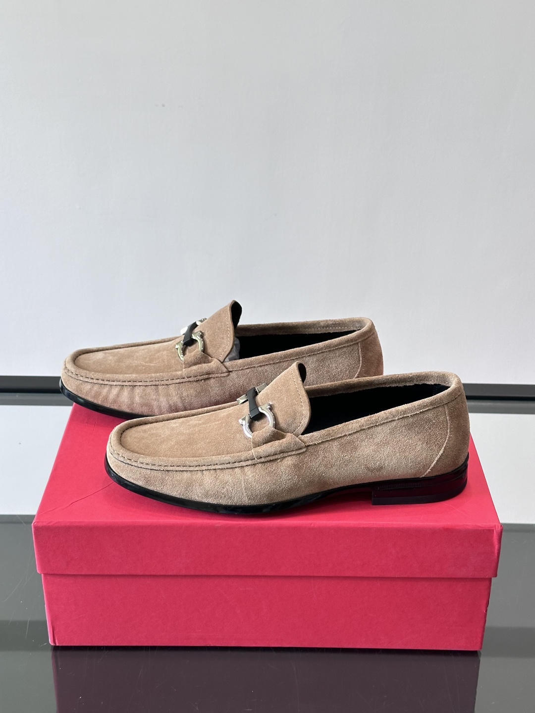 Ferragamo菲拉格慕全新麂皮都市漫步鞋，精准拿捏现代都市生活，打造意式慵懒风格，柔韧的皮面，柔软的