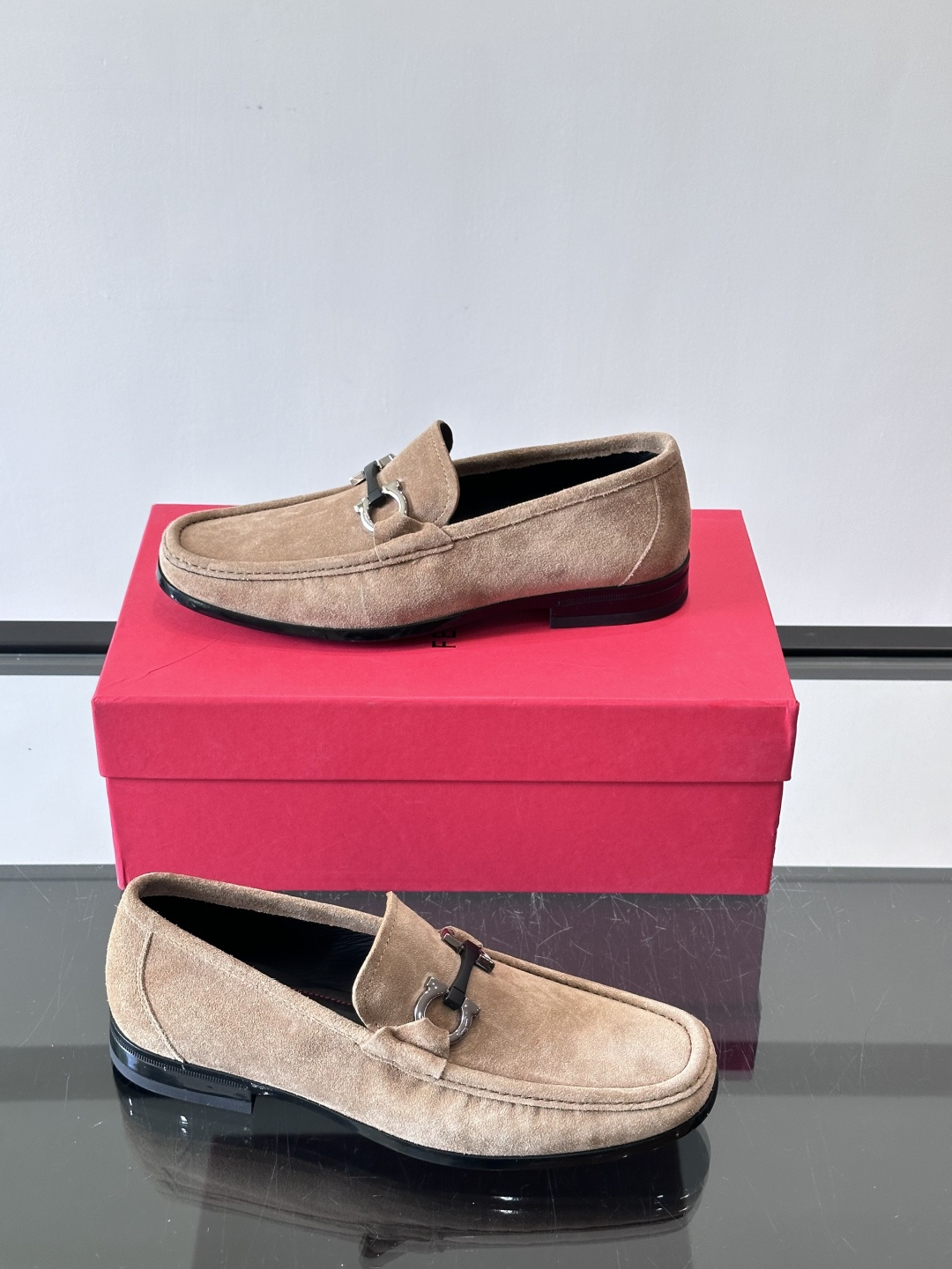 Ferragamo菲拉格慕全新麂皮都市漫步鞋，精准拿捏现代都市生活，打造意式慵懒风格，柔韧的皮面，柔软的