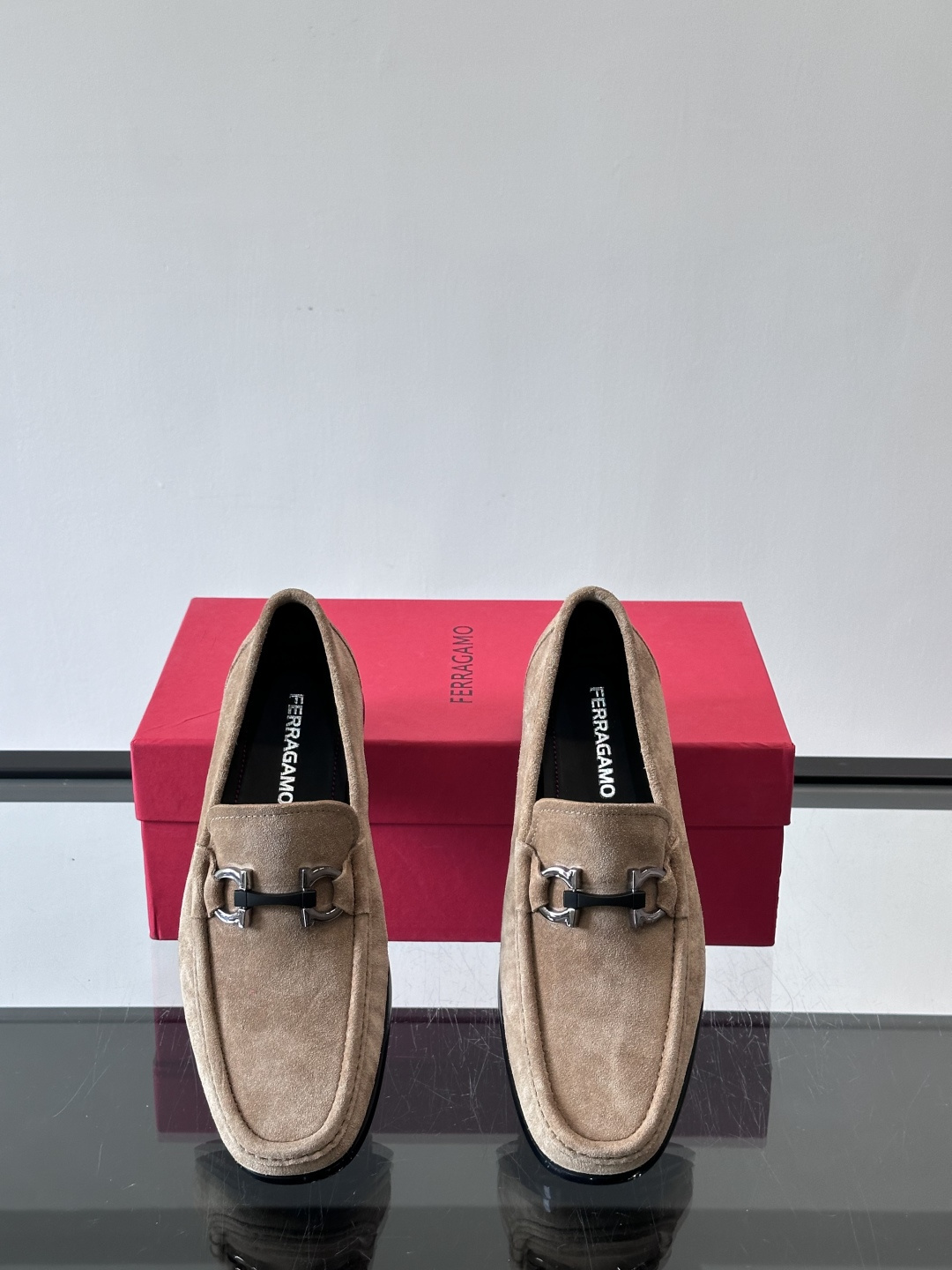 Ferragamo菲拉格慕全新麂皮都市漫步鞋，精准拿捏现代都市生活，打造意式慵懒风格，柔韧的皮面，柔软的