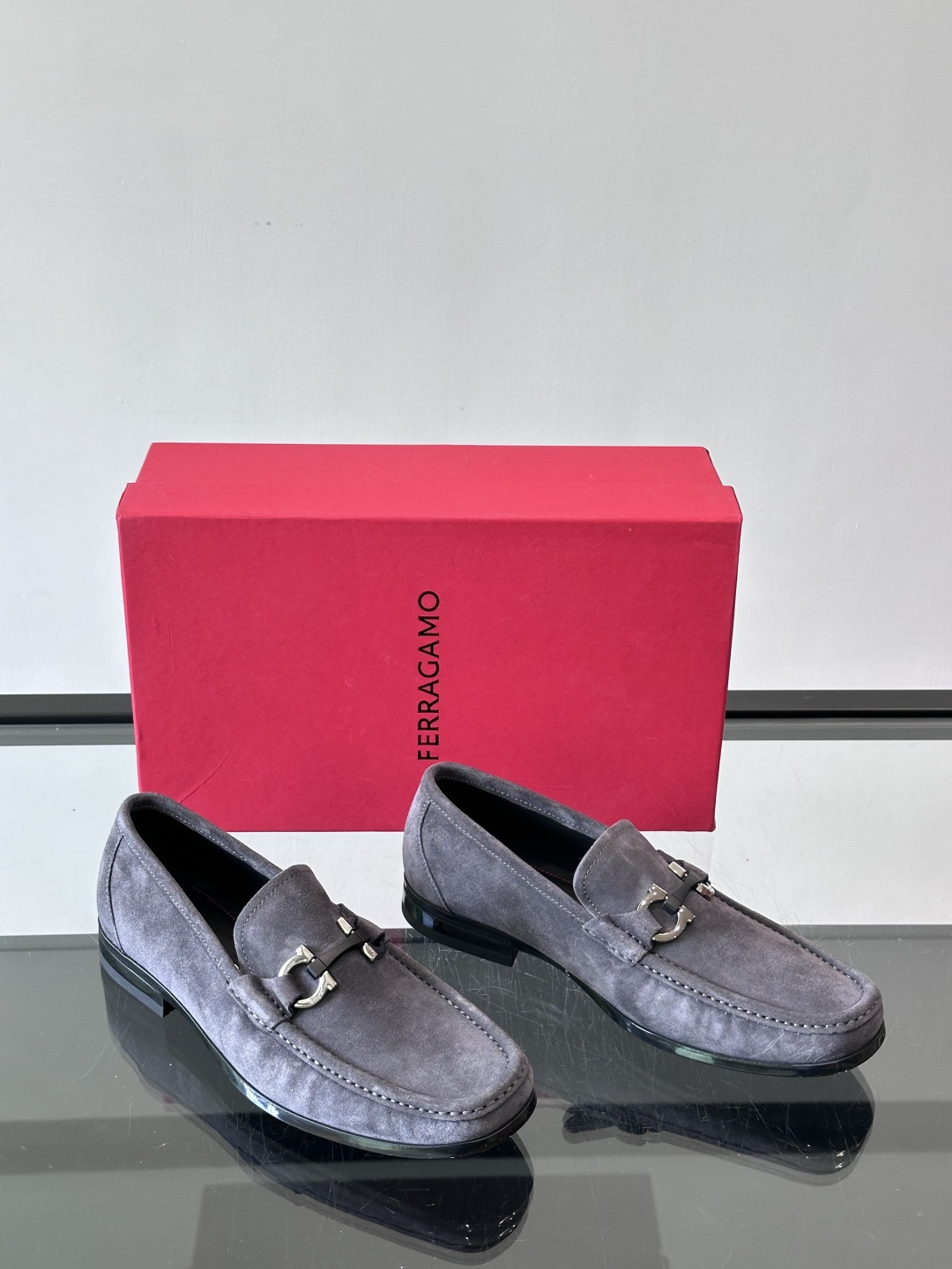 Ferragamo菲拉格慕全新麂皮都市漫步鞋，精准拿捏现代都市生活，打造意式慵懒风格，柔韧的皮面，柔软的