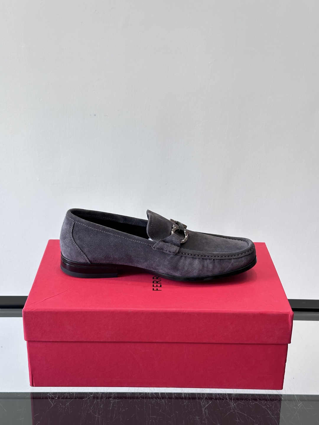 Ferragamo菲拉格慕全新麂皮都市漫步鞋，精准拿捏现代都市生活，打造意式慵懒风格，柔韧的皮面，柔软的